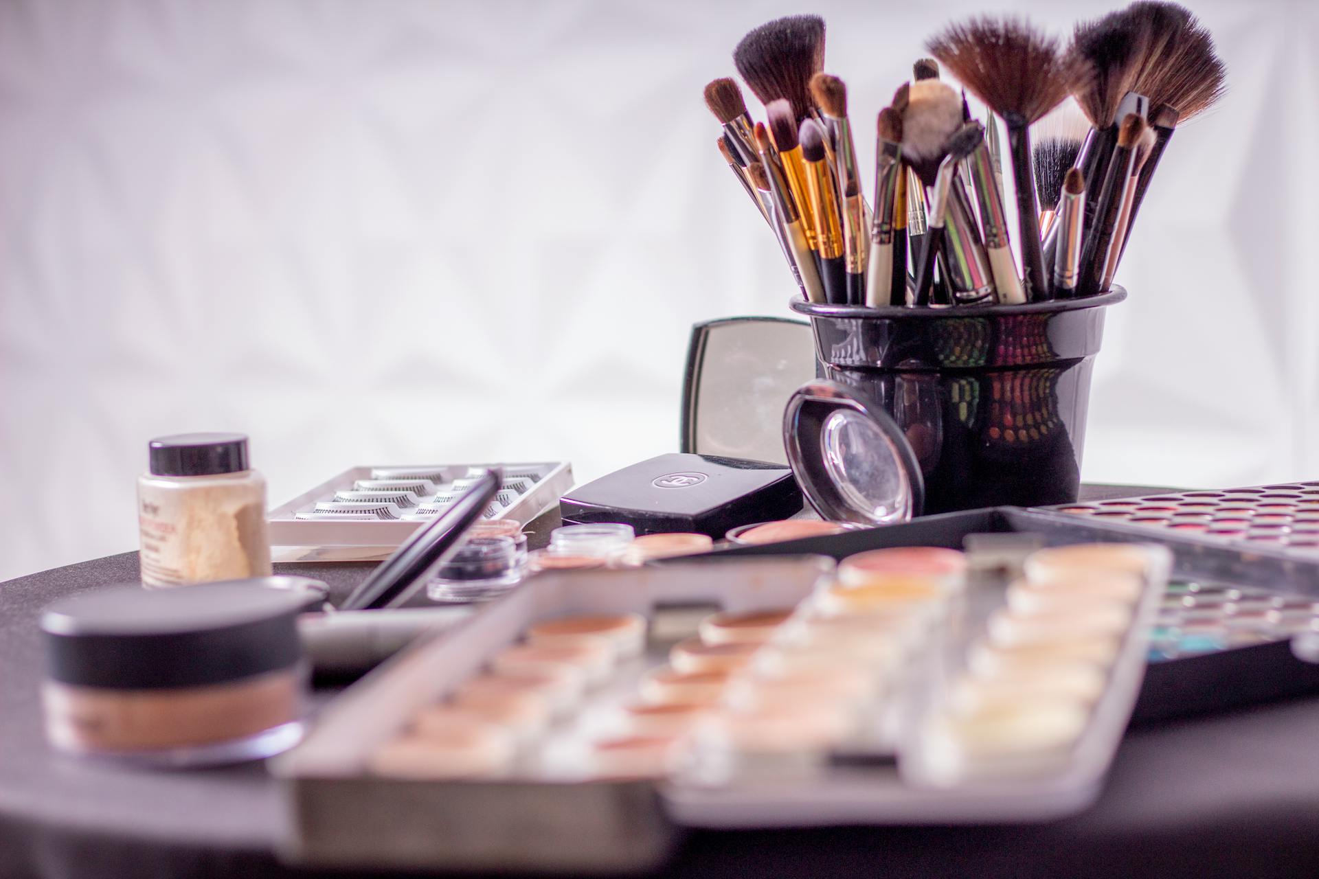 Brochas y productos de maquillaje sobre una mesa | Fuente: Pexels
