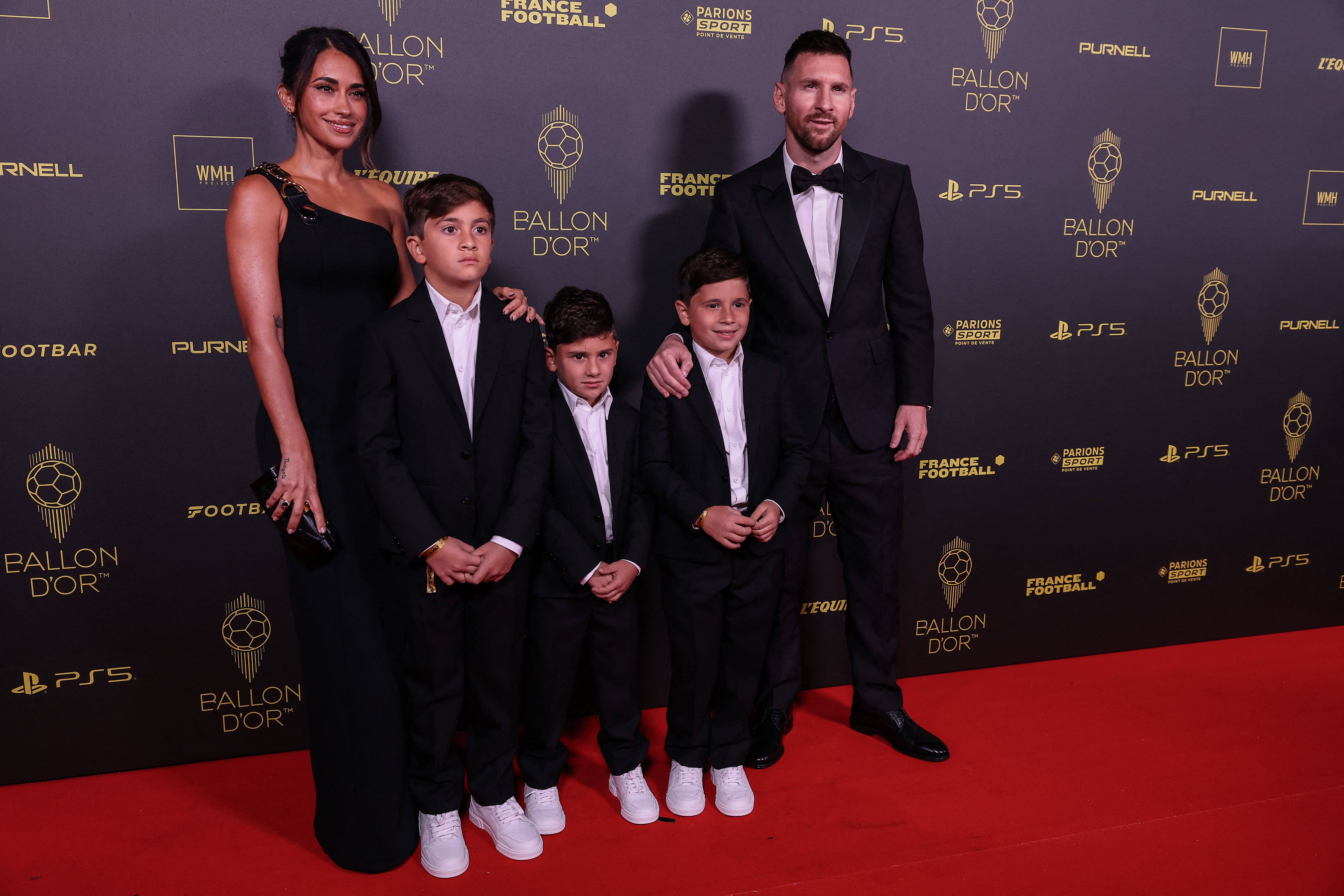Lionel Messi, su esposa Antonella Roccuzzo y sus hijos posan antes de la ceremonia de entrega del Balón de Oro 2023 de France Football en el Teatro du Châtelet de París el 30 de octubre de 2023. | Fuente: Getty Images