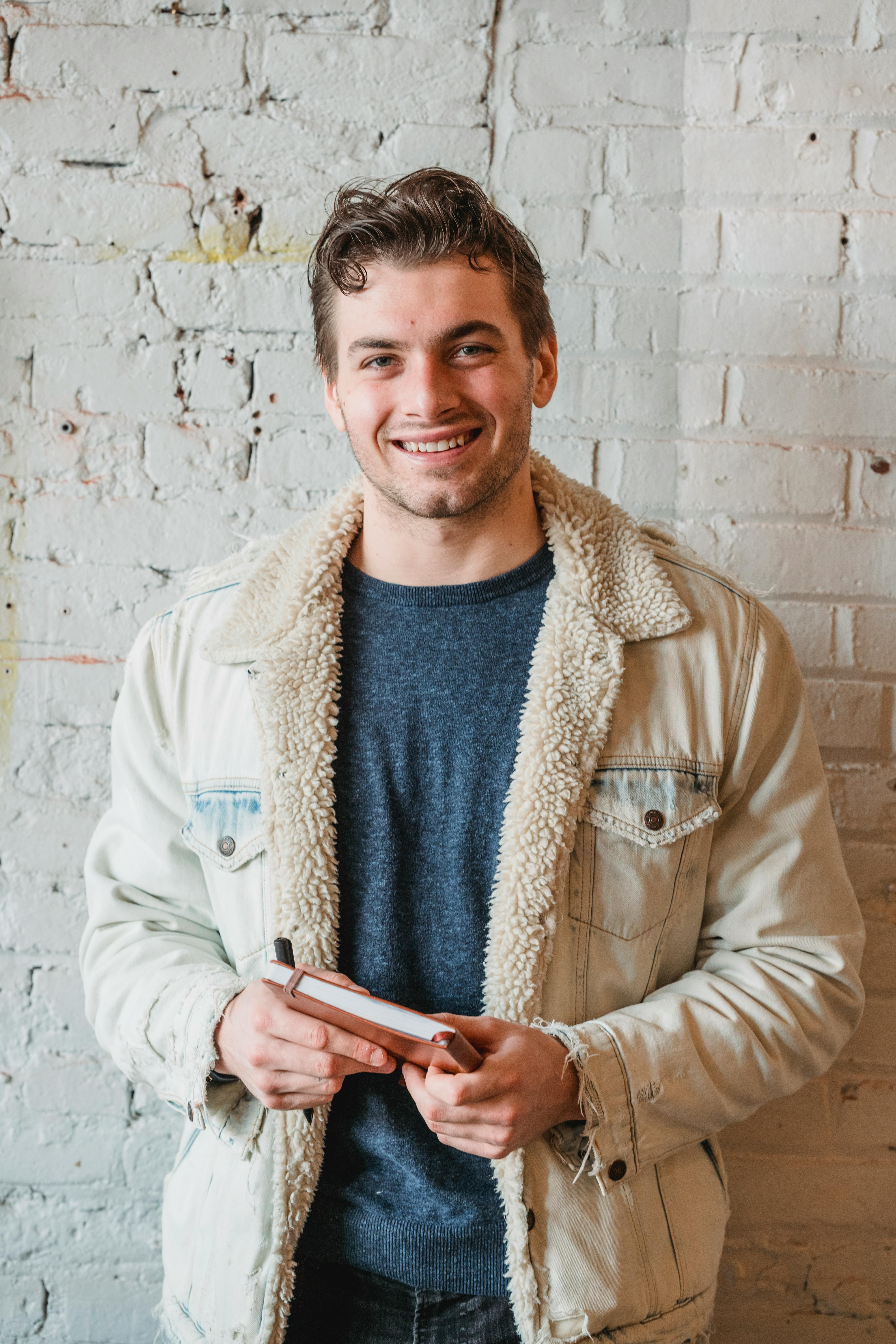 Un hombre sonriendo | Fuente: Pexels