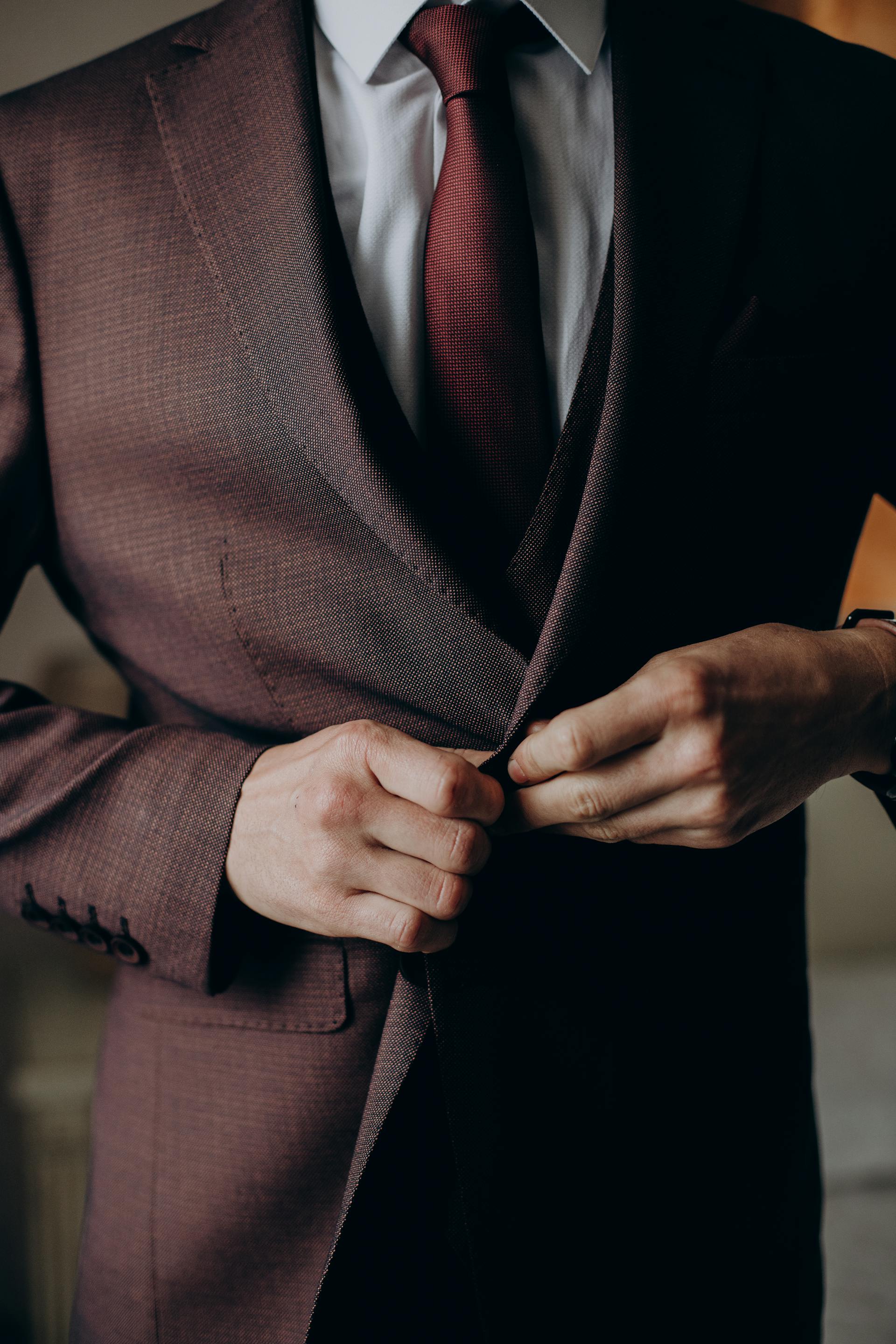 Un hombre con chaqueta | Fuente: Pexels