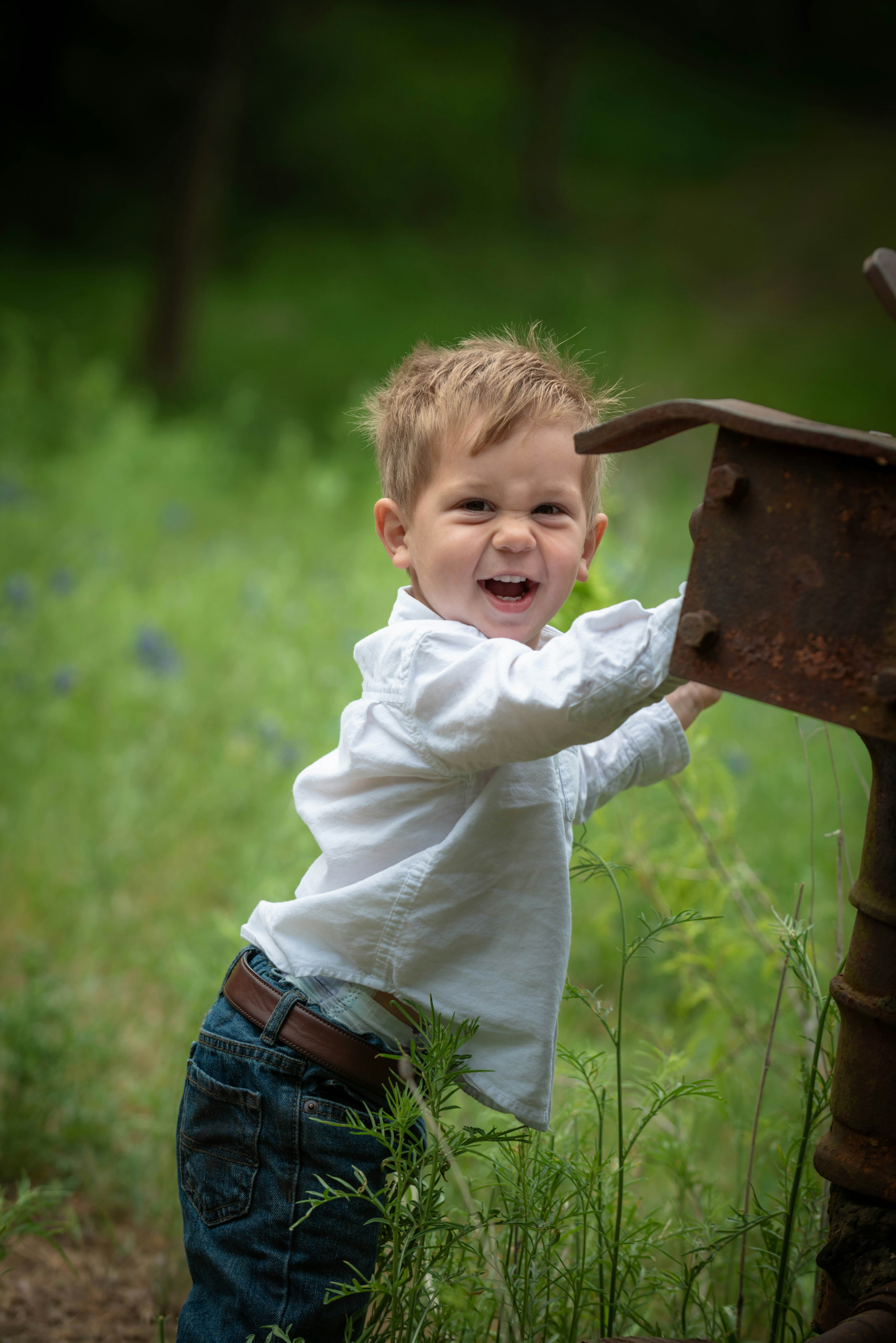 Un niño sonriente en el exterior | Fuente: Unsplash