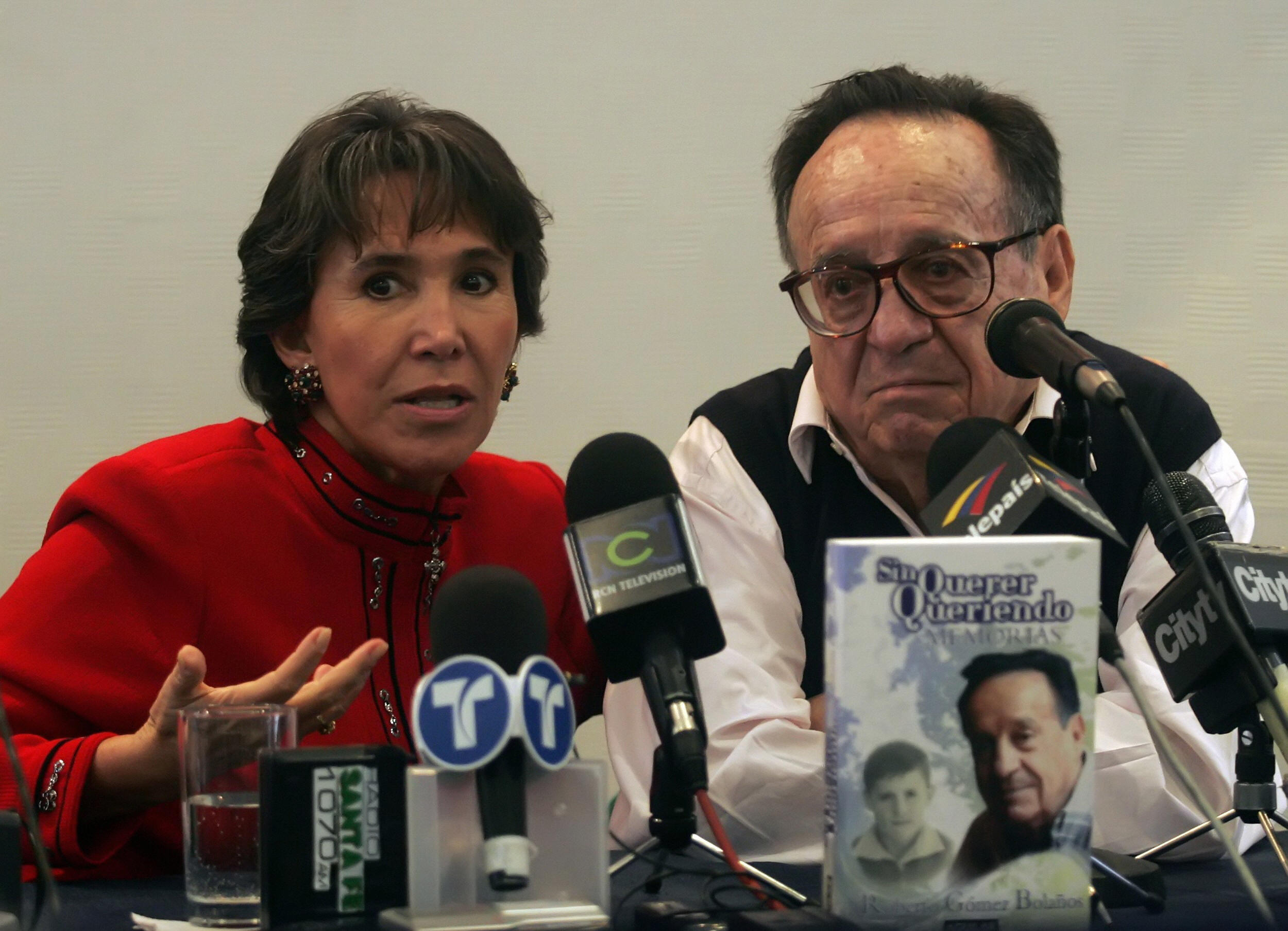 Los actores mexicanos Florinda Meza y su esposo Roberto Gómez Bolaños responden preguntas de los periodistas durante una conferencia de prensa el 26 de abril de 2007, en Bogotá. | Fuente: Getty Images.
