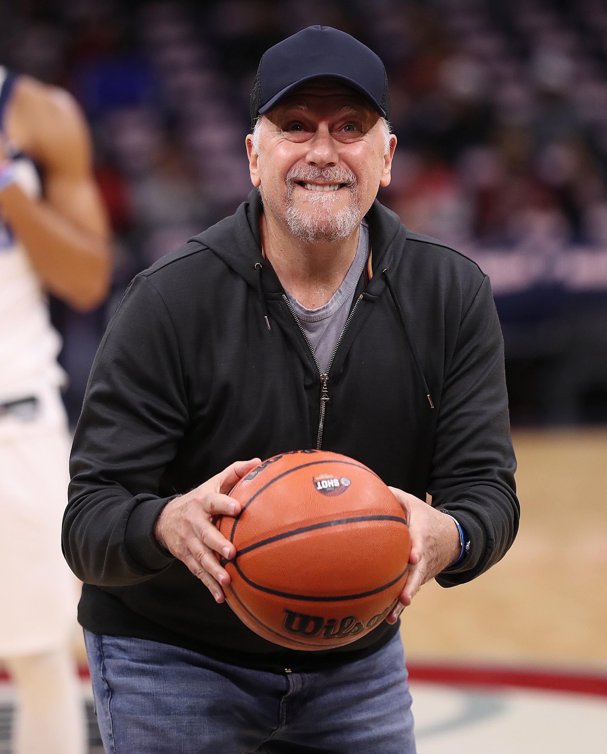 El actor y cómico haciendo un lanzamiento en el First Shot For Charity en el Toyota Center el 11 de marzo de 2022 en Houston, Texas | Fuente: Getty Images