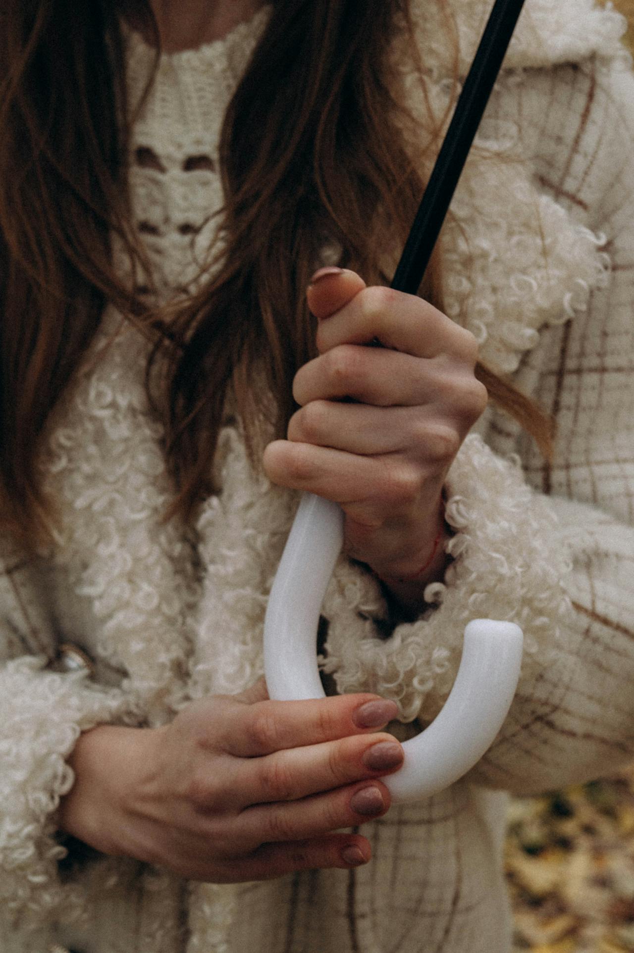 Una mujer con un paraguas en la mano | Fuente: Pexels