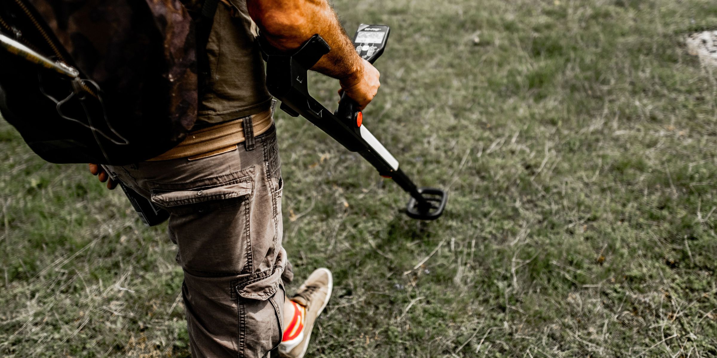 A person using a metal detector | Source: Pexels