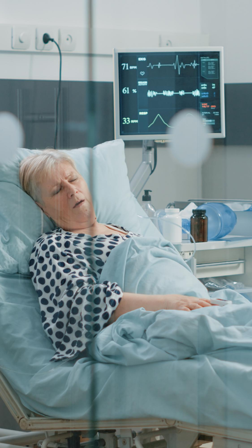 Una mujer mayor tumbada en una sala de hospital | Fuente: Freepik