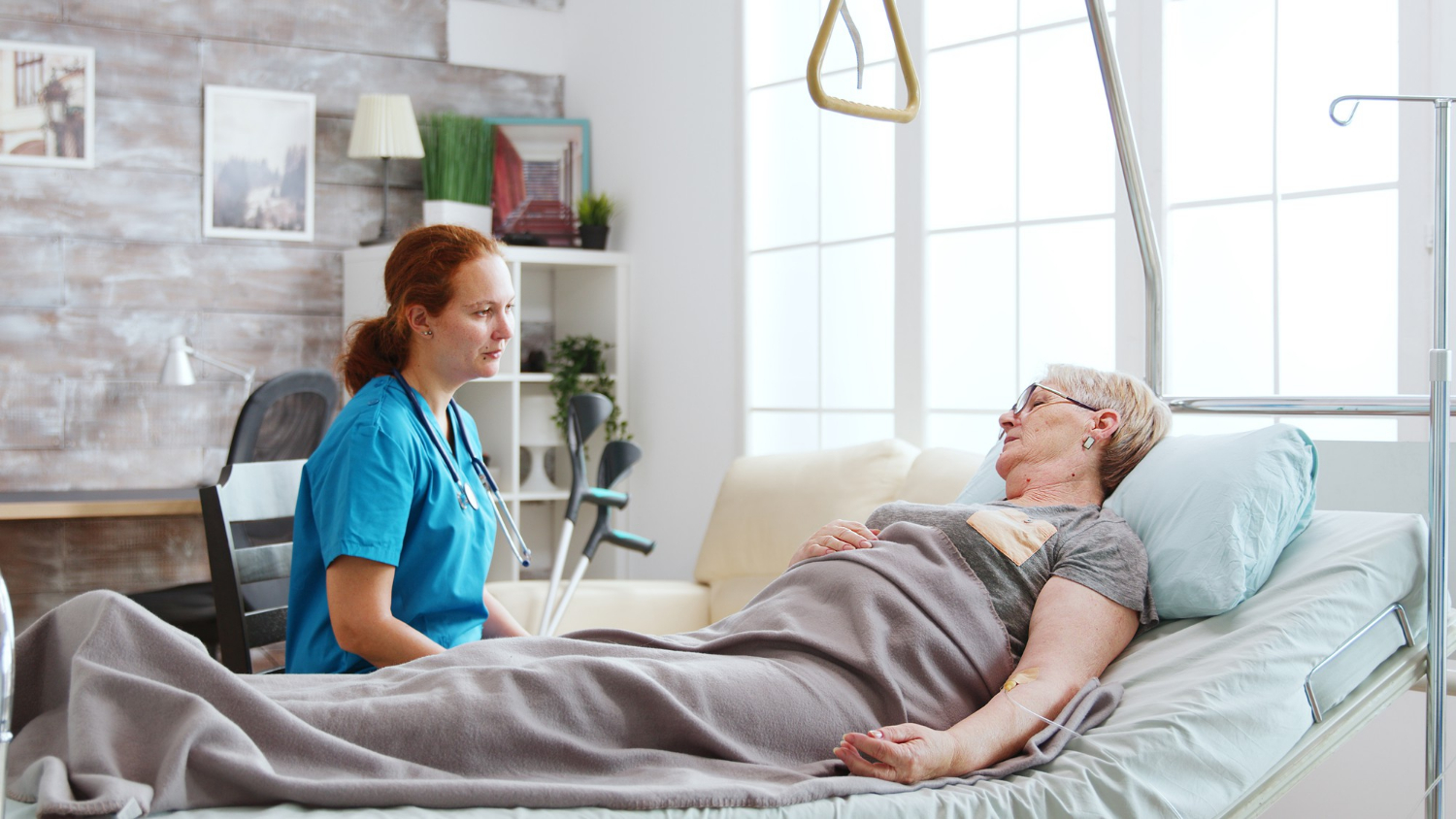 Una doctora con su paciente mayor | Fuente: Freepik