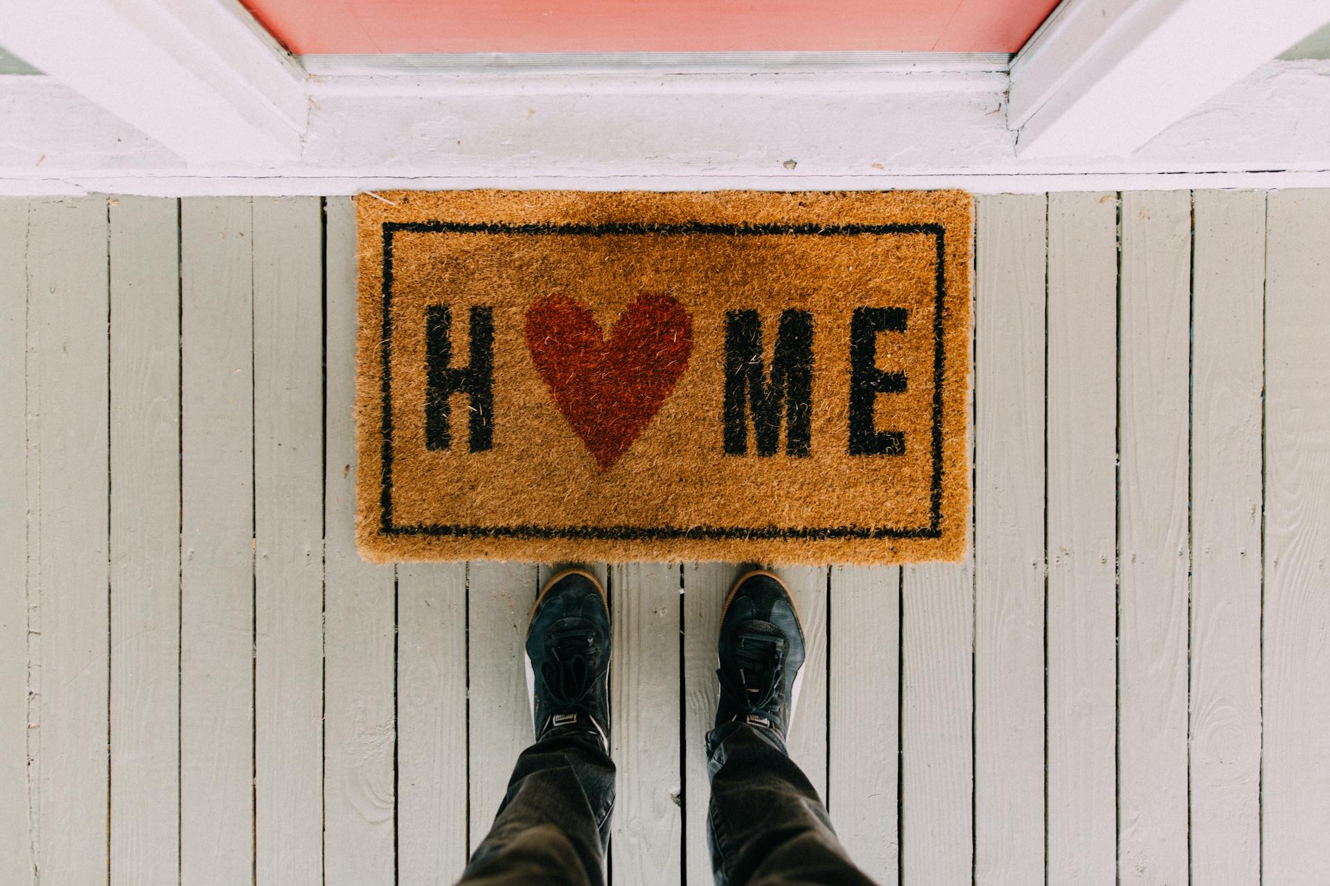 Un hombre en la puerta de su casa | Fuente: Pexels