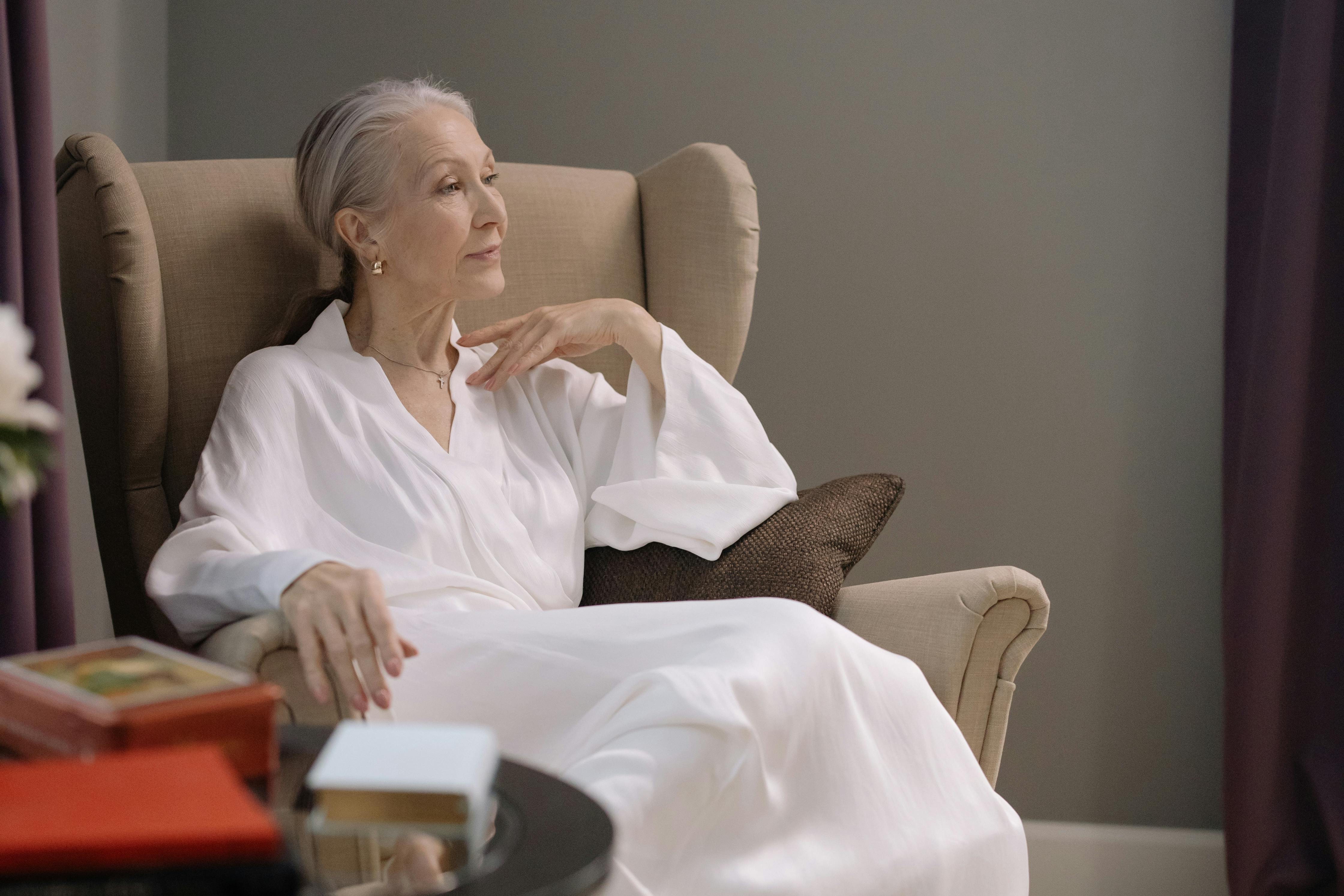 Una anciana sentada en un sillón | Fuente: Pexels