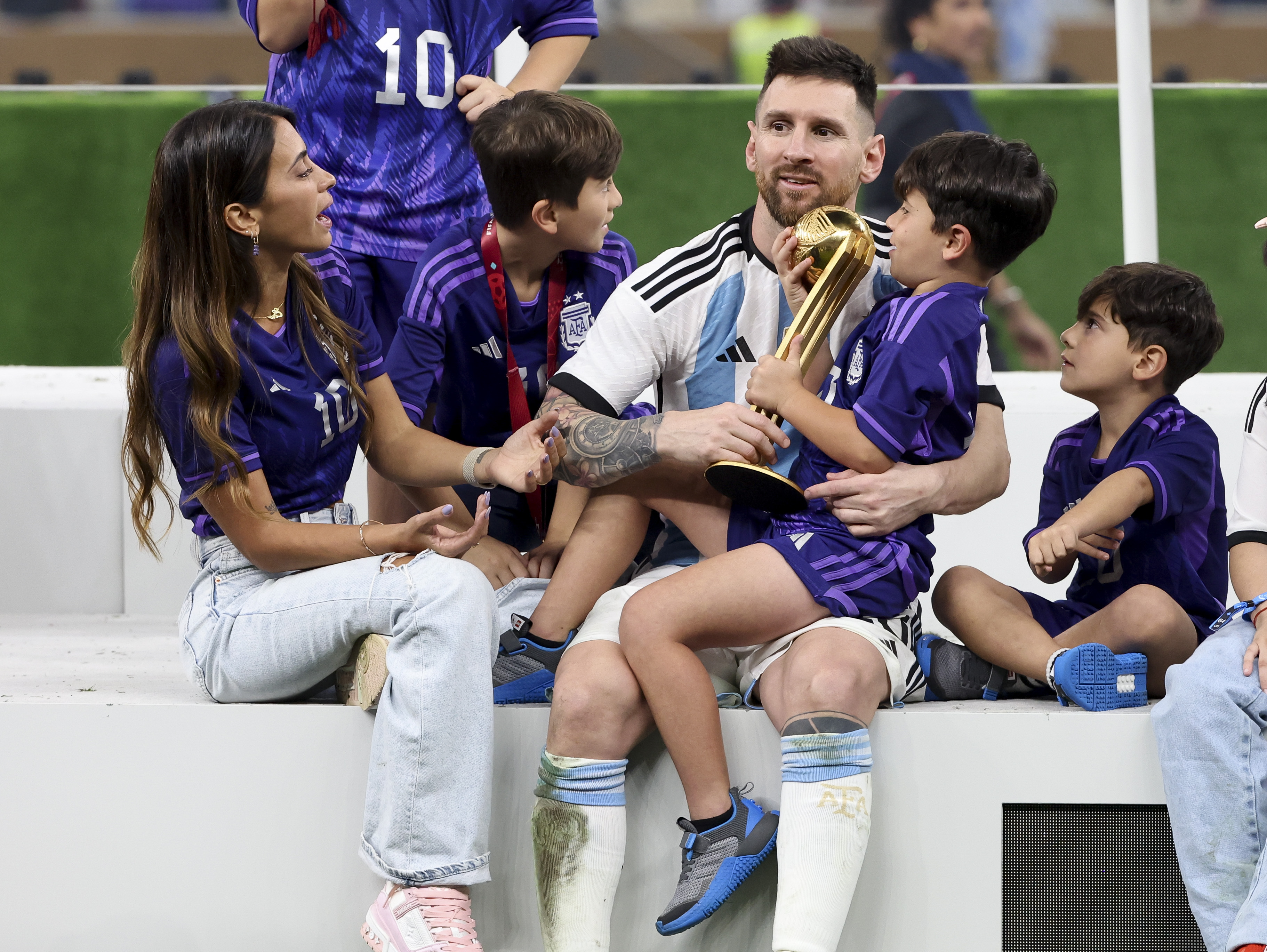 Lionel Messi de Argentina, su esposa Antonela Roccuzzo y sus hijos celebran tras la final de la Copa Mundial de la FIFA Catar 2022 entre Argentina y Francia en el Estadio Lusail el 18 de diciembre de 2022 en la ciudad de Lusail, Catar. | Fuente: Getty Images