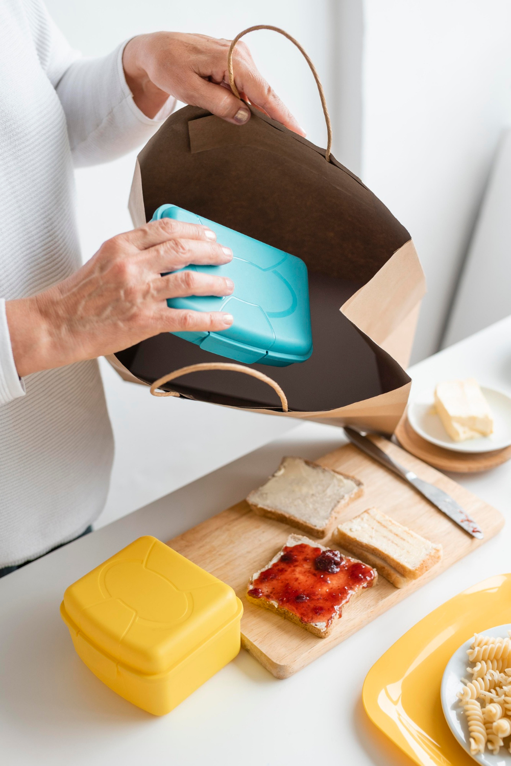 Una mujer mayor preparando el almuerzo | Fuente: Freepik