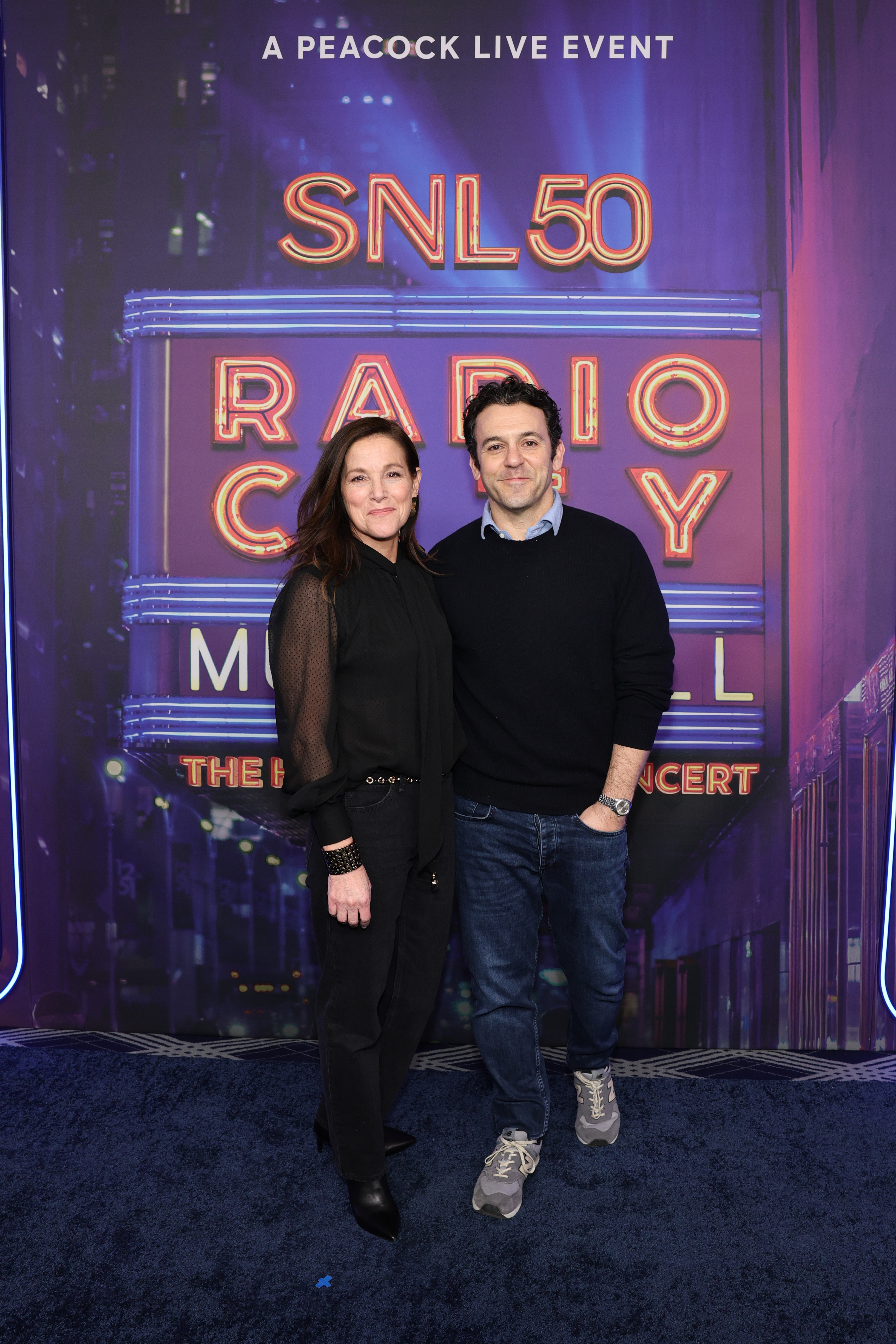 Jennifer Stone y Fred Savage en el Radio City Music Hall el 14 de febrero de 2025 | Fuente: Getty Images