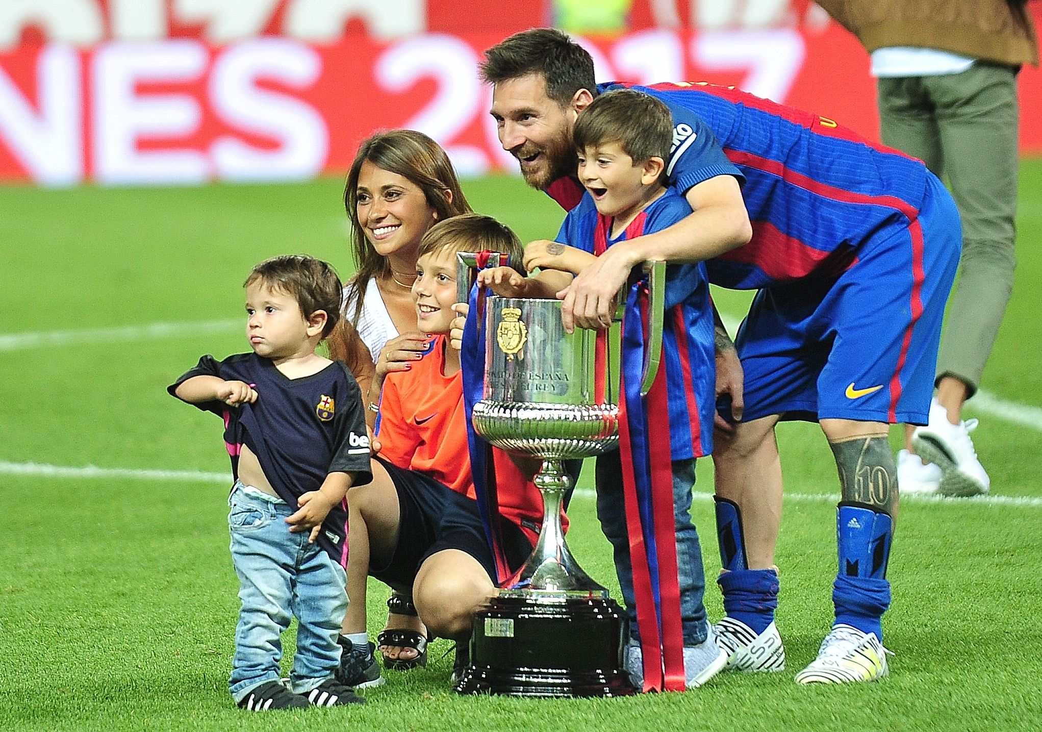 Leo Messi, Antonella Roccuzzo y sus hijos Mateo Messi y Thiago Messi asisten al partido final de la Copa del Rey entre el FC Barcelona y el Alavés FC en el Estadio Vicente Calderón el 28 de mayo de 2017 en Madrid, España. | Fuente: Getty Images.