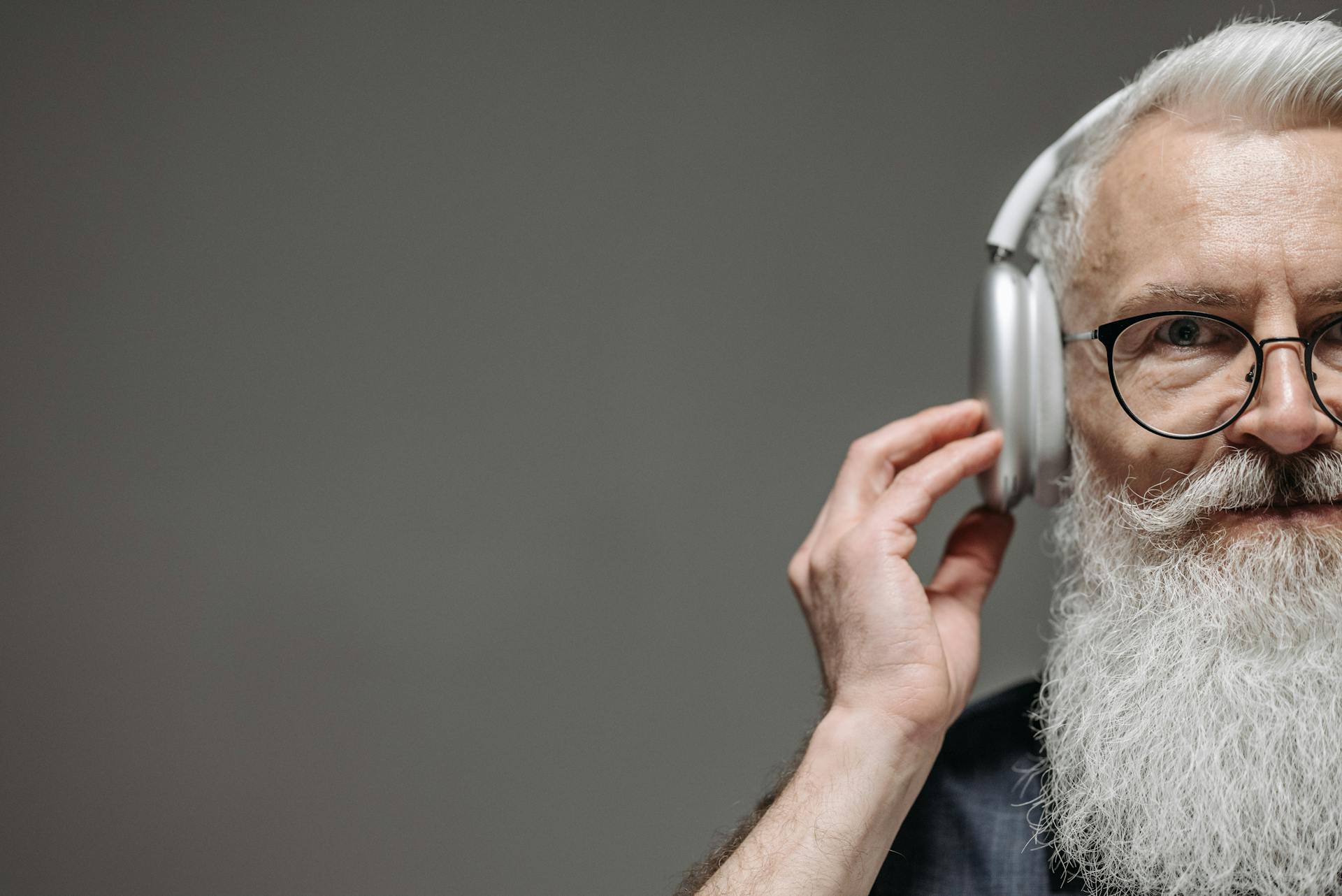 Un hombre barbudo con auriculares | Fuente: Pexels