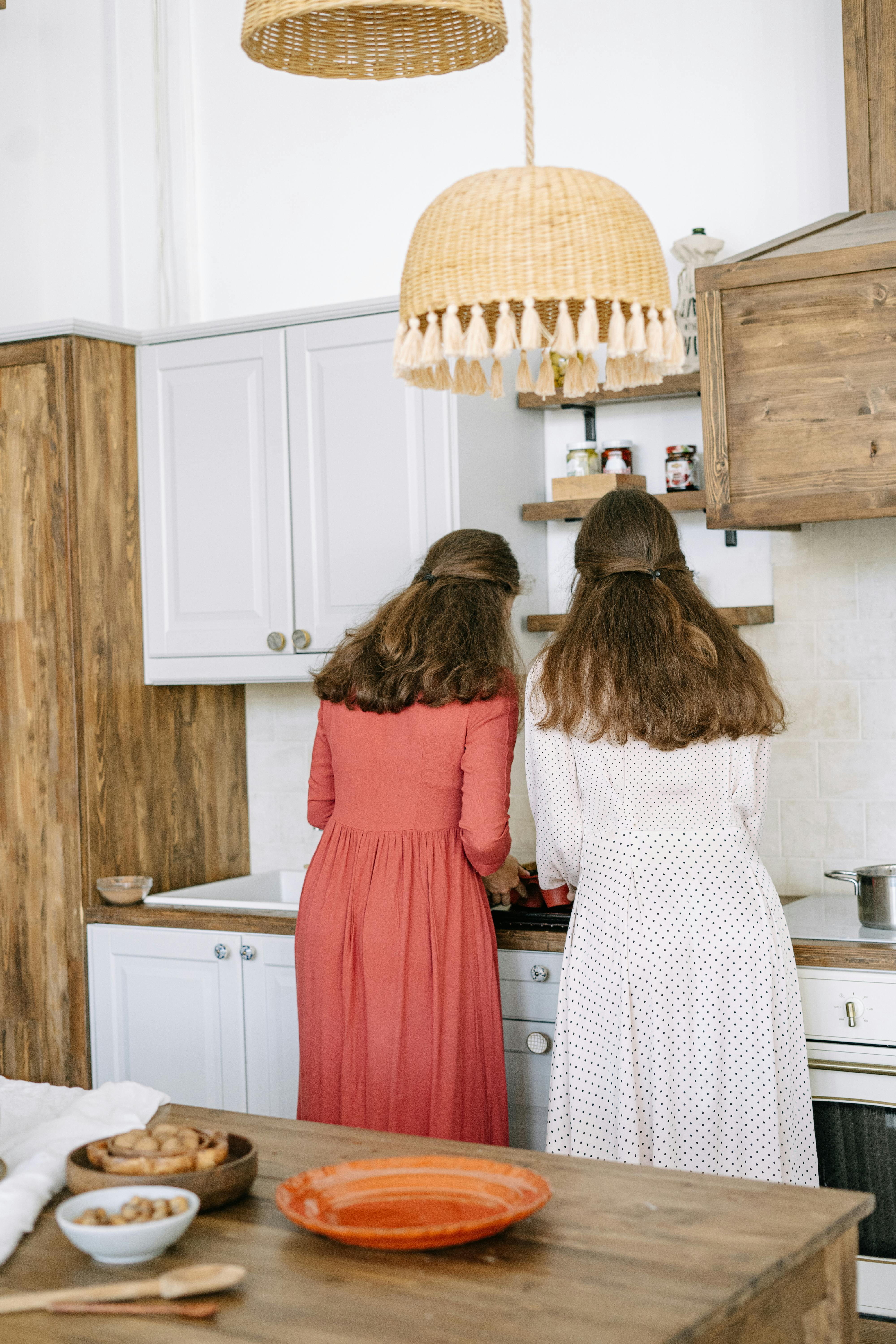 Dos mujeres de pie en la cocina | Fuente: Pexels