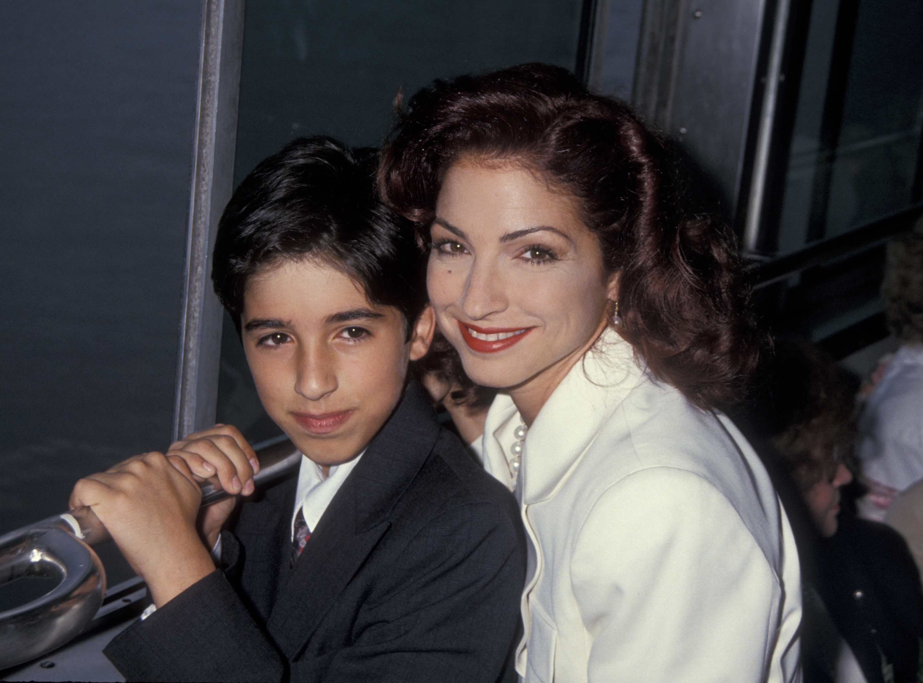Gloria Estefan y su hijo Navila Estefan asistieron a la ceremonia de entrega de las Medallas de Honor de Ellis Island el 16 de mayo de 1993 en Ellis Island, Nueva York. | Fuente: Getty Images