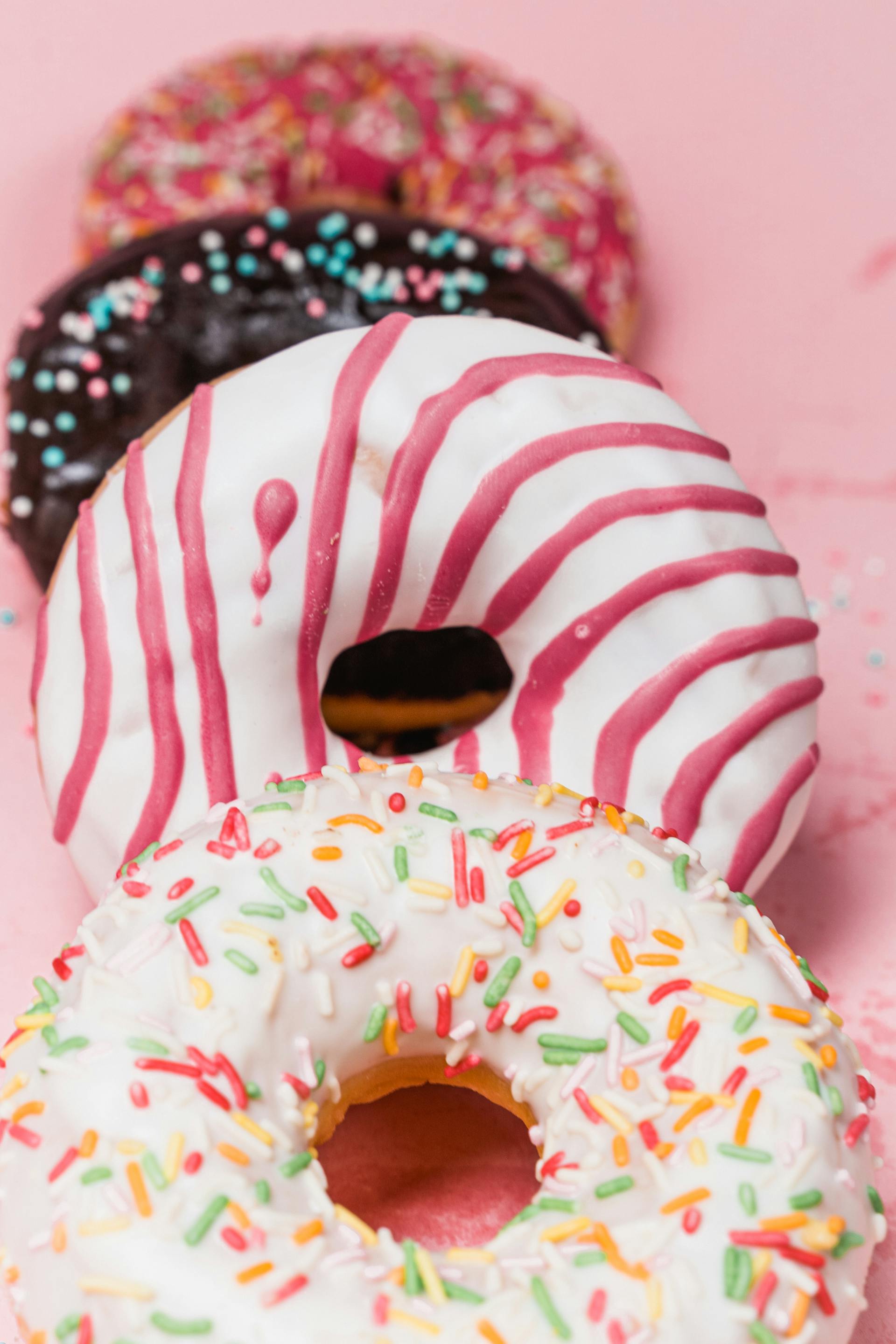 Donuts de colores con virutas en la parte superior | Fuente: Pexels