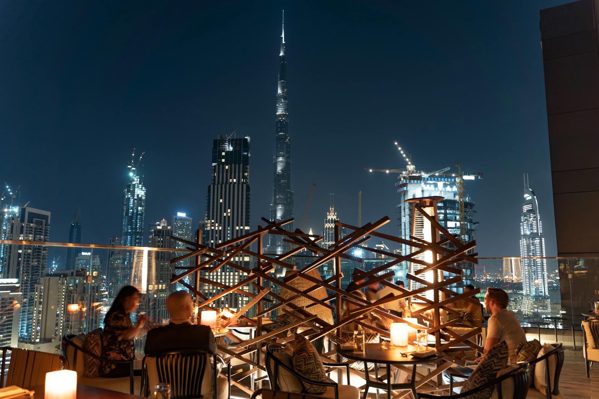 Un restaurante en la azotea con vistas a los rascacielos de la ciudad | Fuente: Pexels