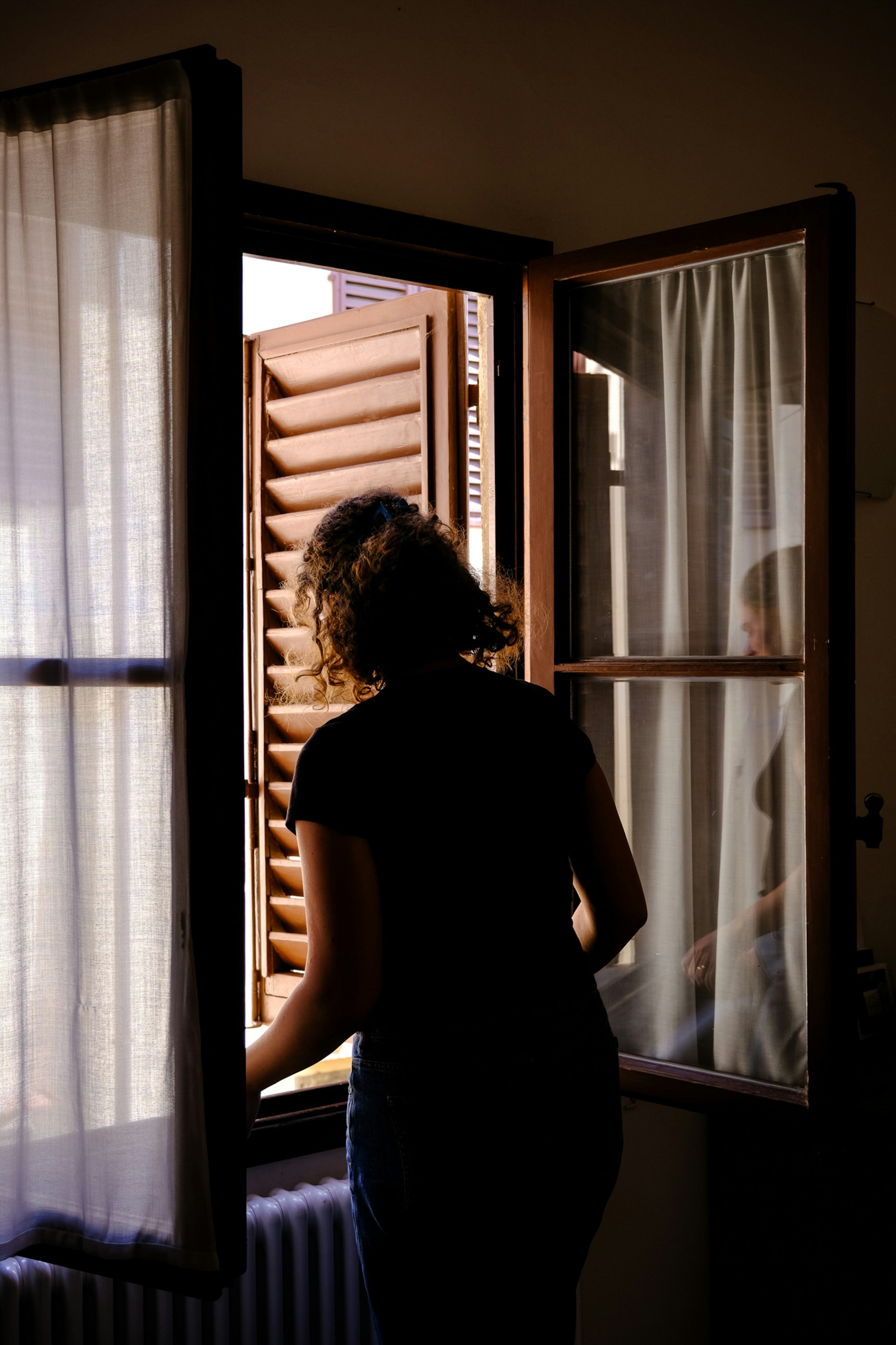 Una mujer mirando por la ventana | Fuente: Unsplash