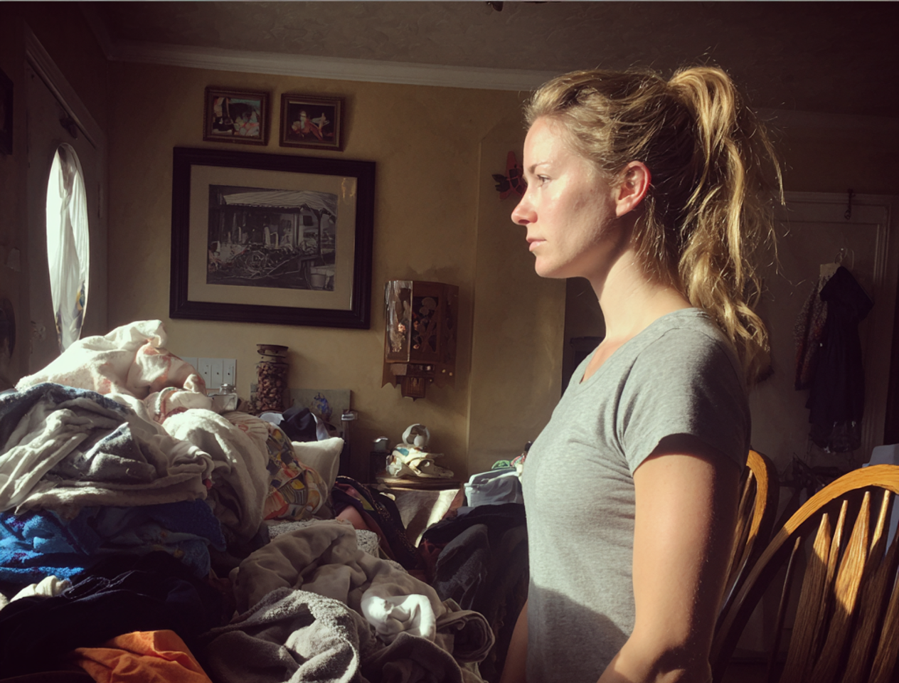 Una mujer doblando la ropa en un comedor | Fuente: Midjourney