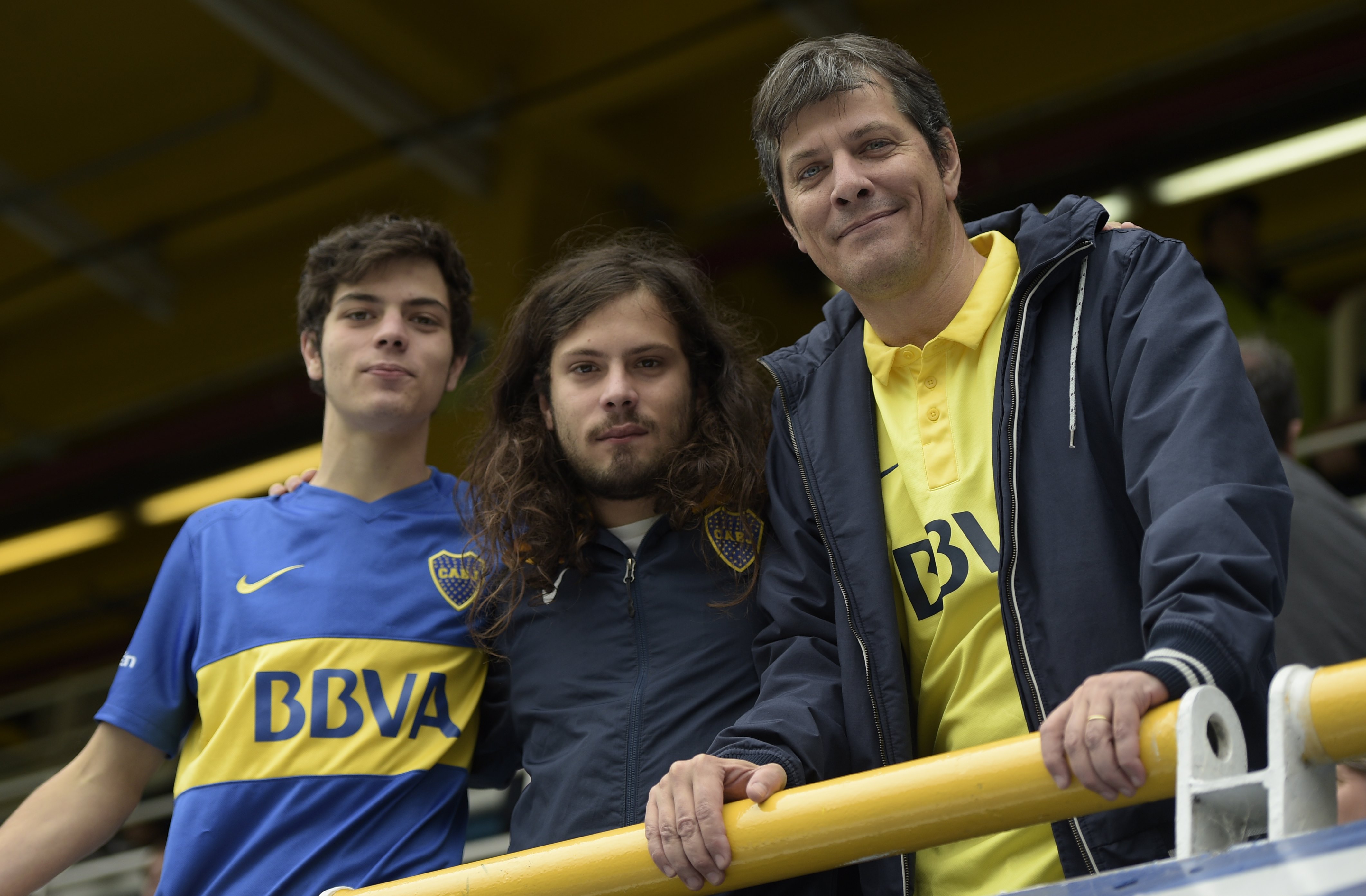 Mario Pergolini y sus hijos posan antes del inicio del partido de fútbol de la Primera División argentina entre Boca Juniors y River Plate en el estadio "La Bombonera" de Buenos Aires, Argentina, el 24 de abril de 2016. | Fuente: Getty Images