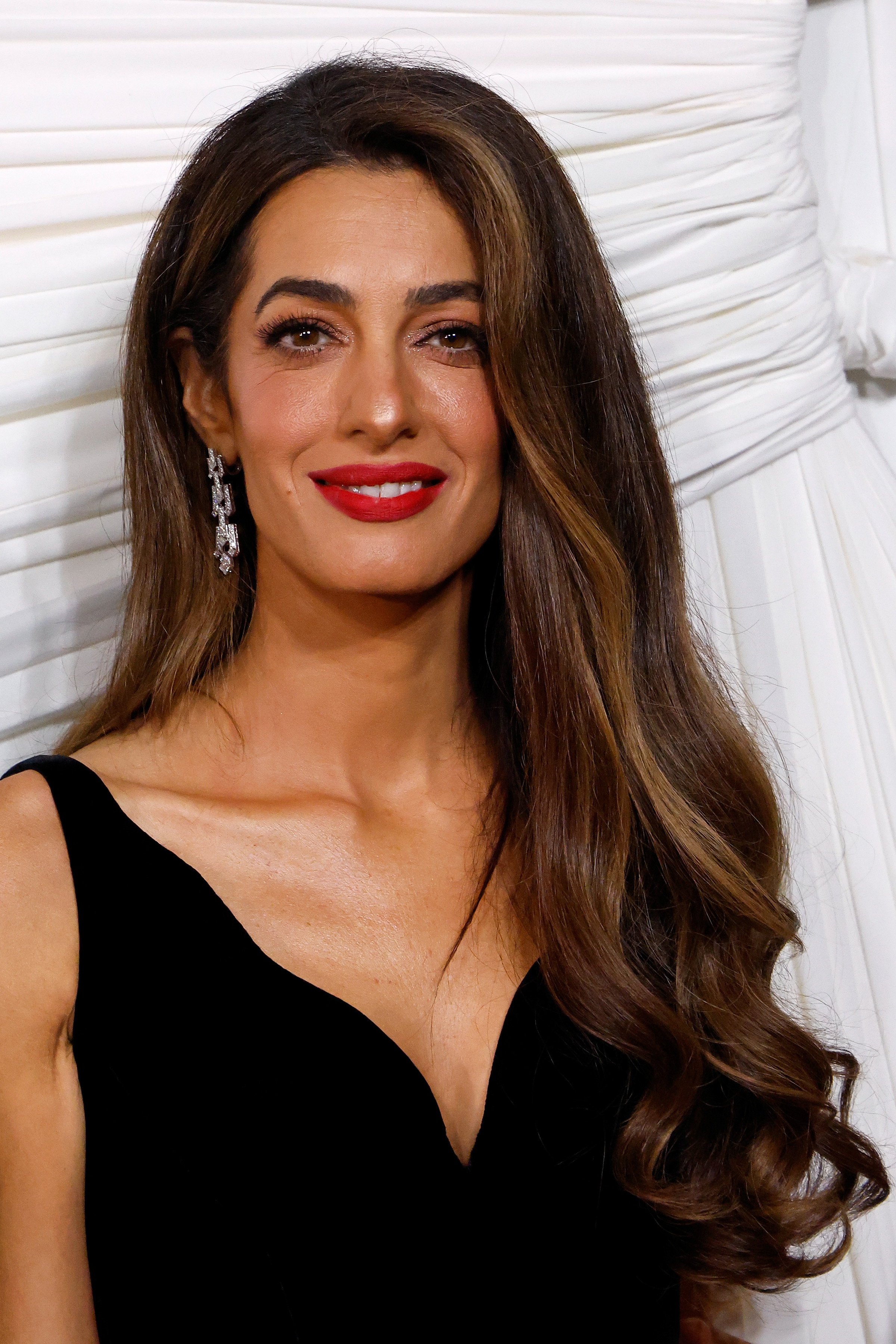 Amal Clooney asiste a los Premios Albie 2024 presentados por la Fundación Clooney para la Justicia en la Biblioteca Pública de Nueva York el 26 de septiembre de 2024. | Fuente: Getty Images