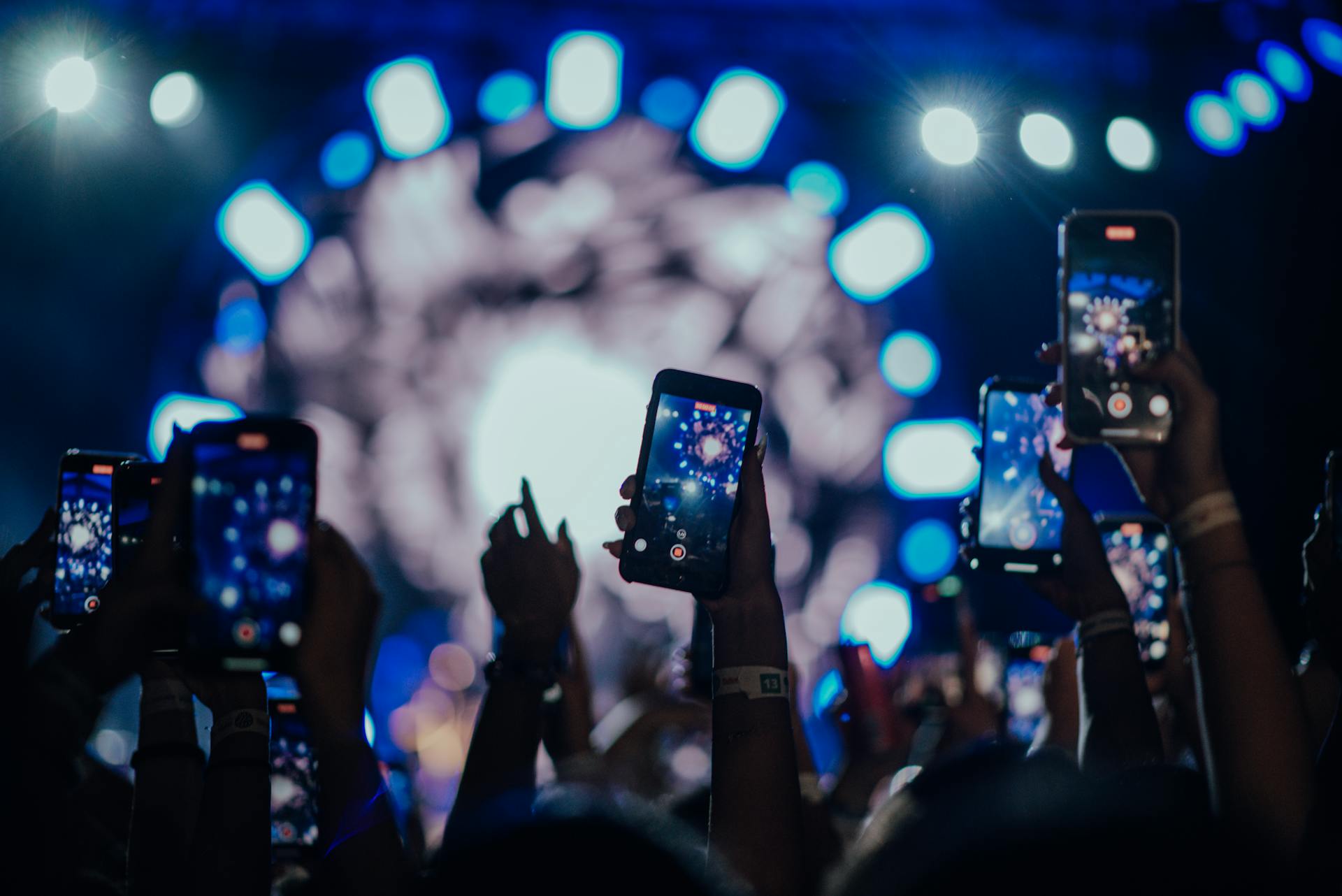 Gente grabando un evento con sus móviles | Fuente: Pexels