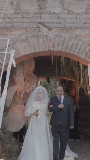 La novia, Ana Daniela, caminando hacia el altar | Fuente: Instagram/juanosorio.oficial