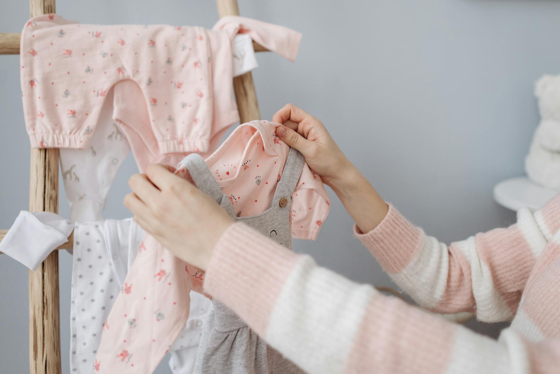 Una mujer con ropa de bebé | Fuente: Pexels