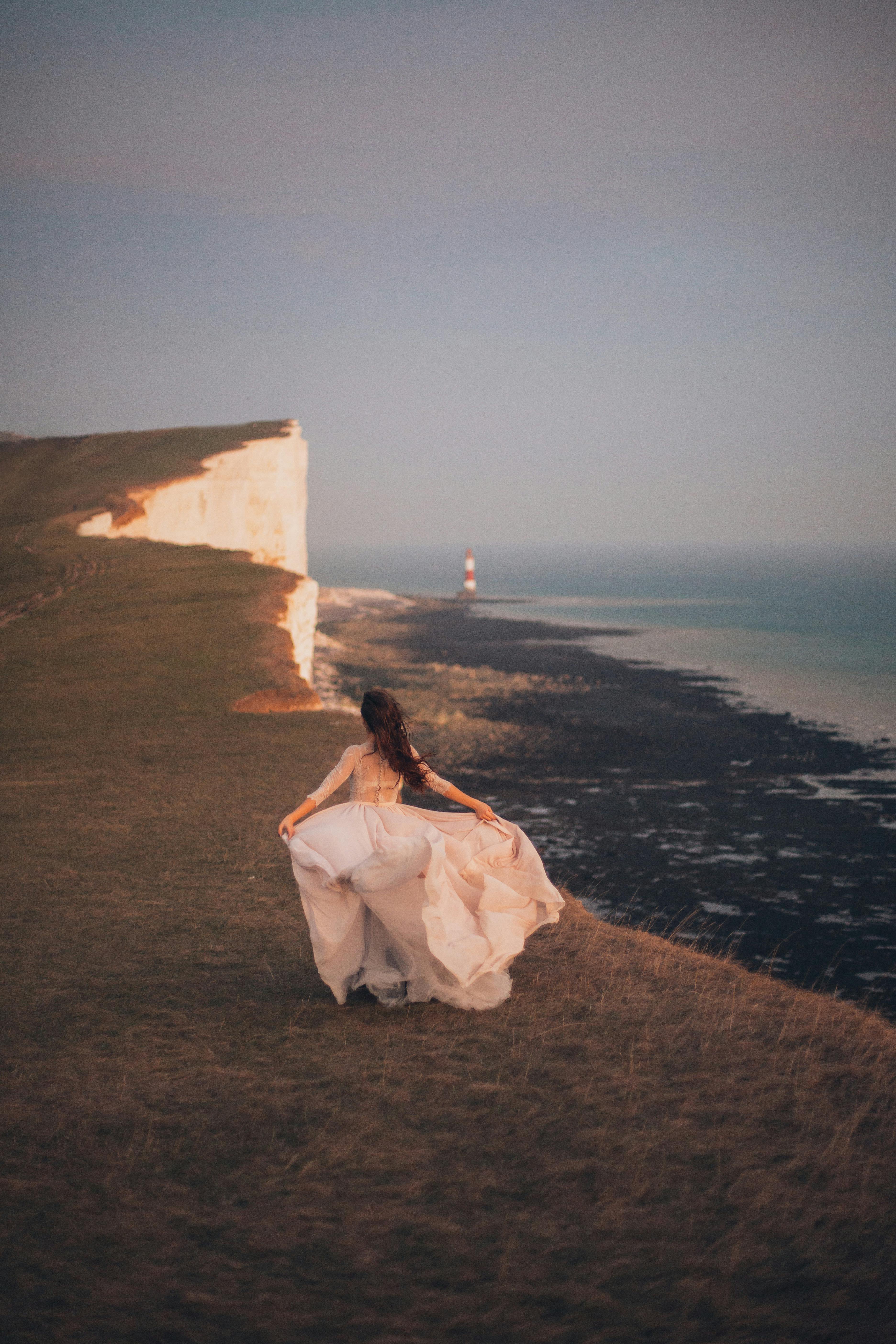 Novia paseando por la playa | Fuente: Pexels