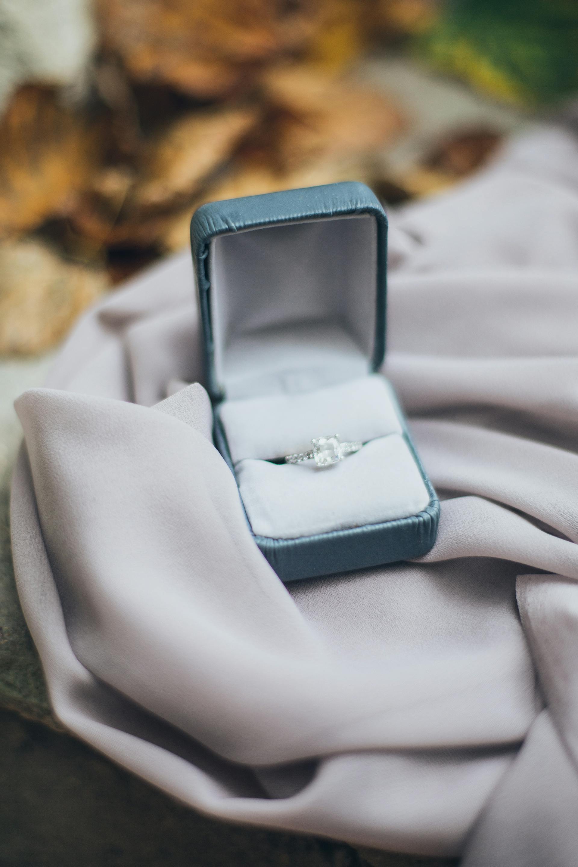 Un anillo en una caja | Fuente: Pexels