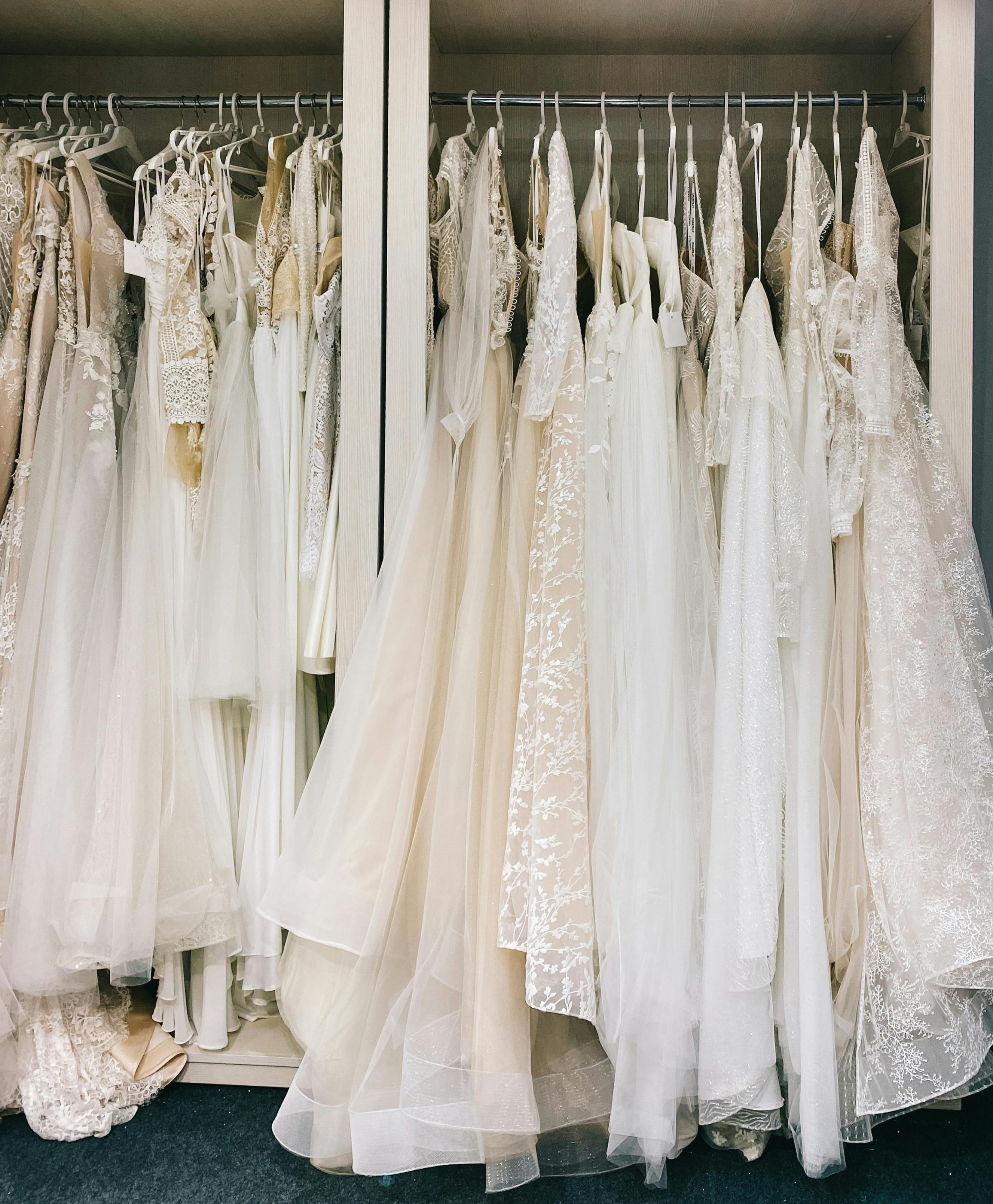 Vestidos de novia en un perchero | Fuente: Pexels