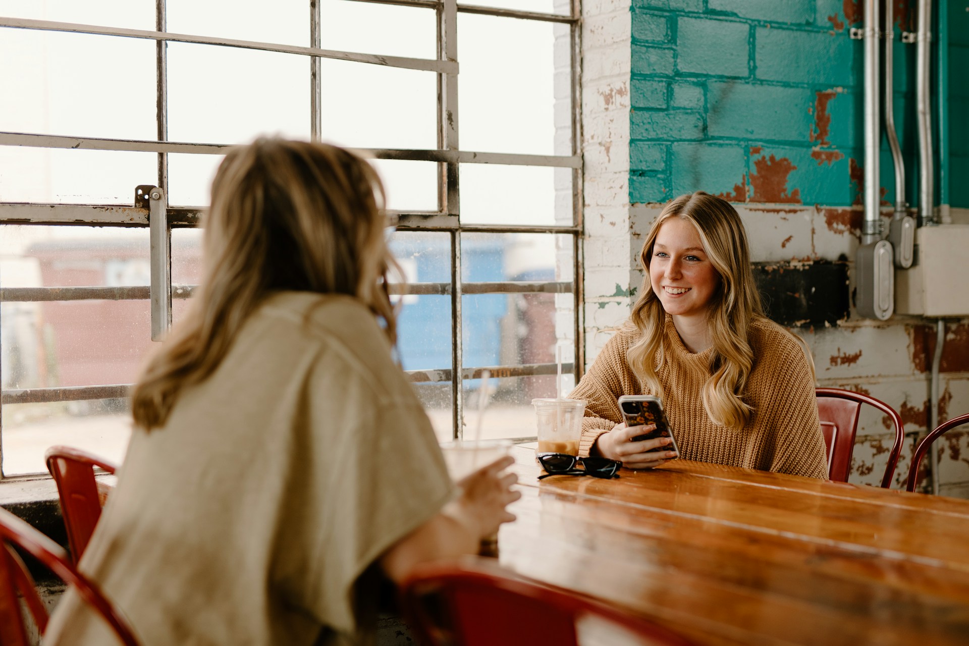 Dos mujeres charlando en una cafetería | Fuente: Unsplash
