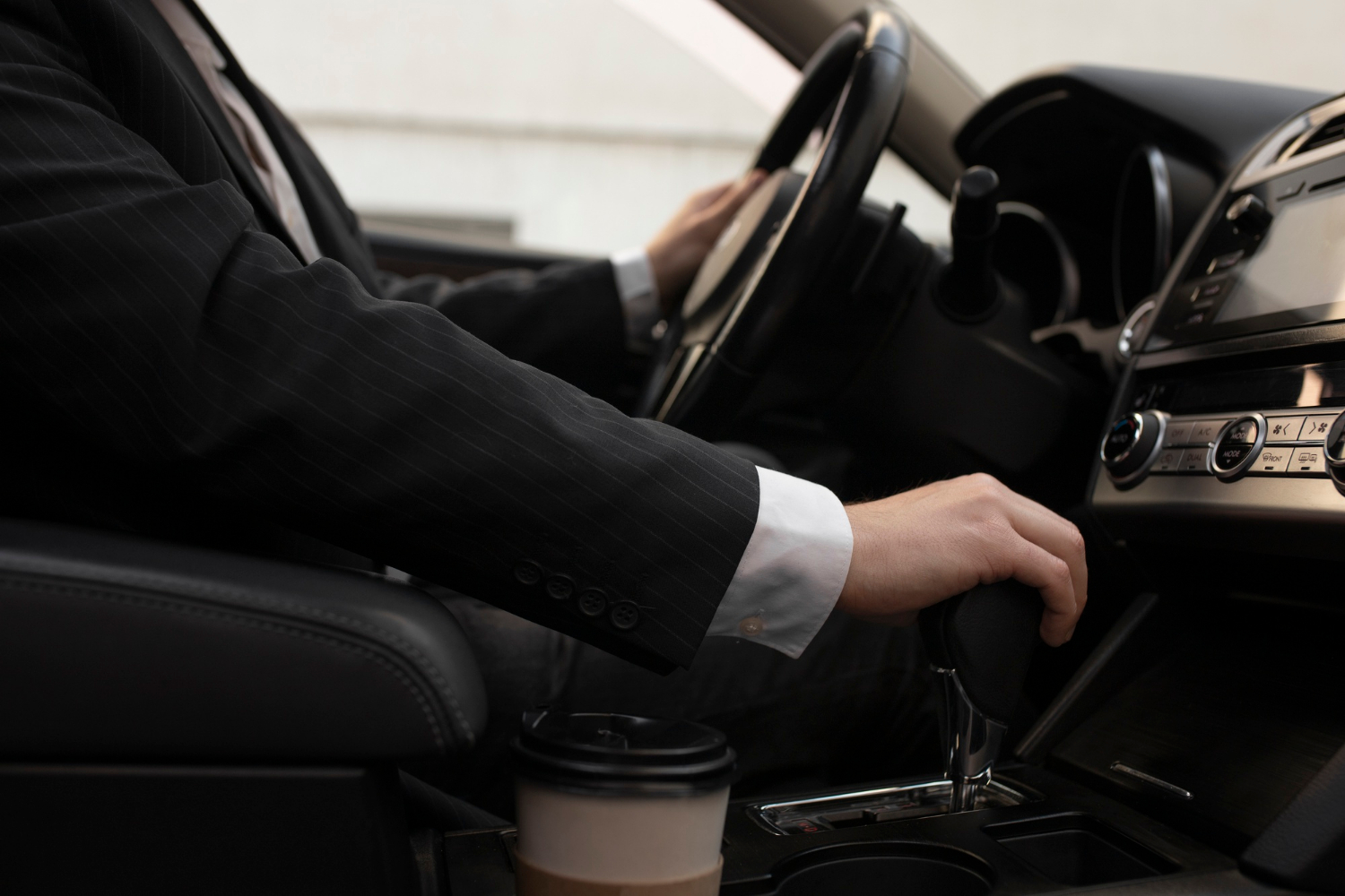 Un hombre sentado en el automóvil | Fuente: Freepik