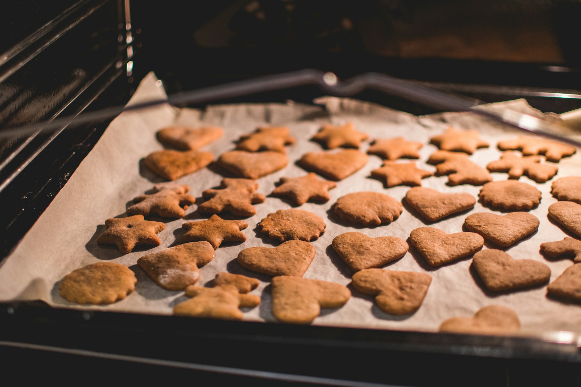Un lote de galletas en una bandeja | Fuente: Unsplash
