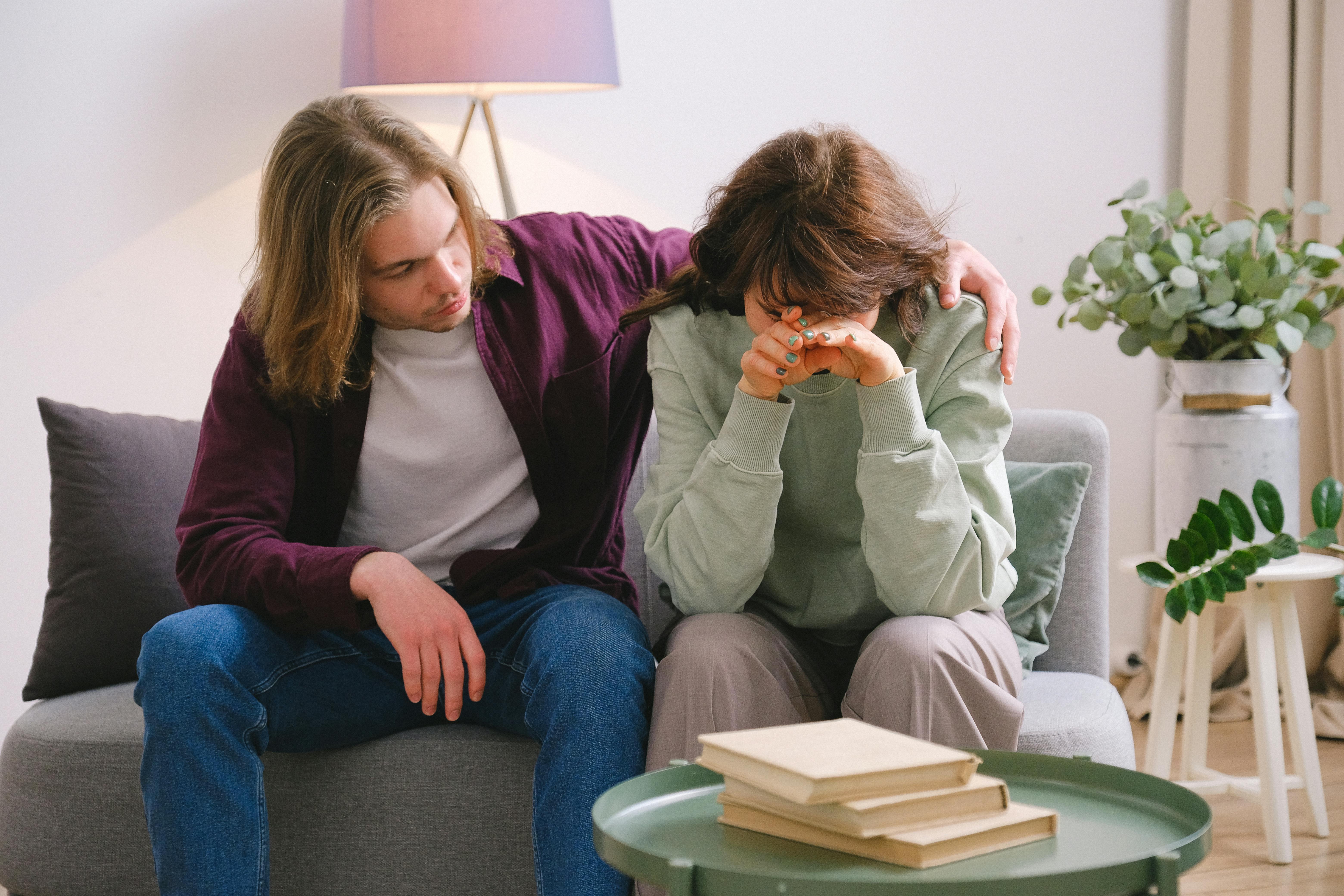 Una joven pareja frustrada | Fuente: Pexels