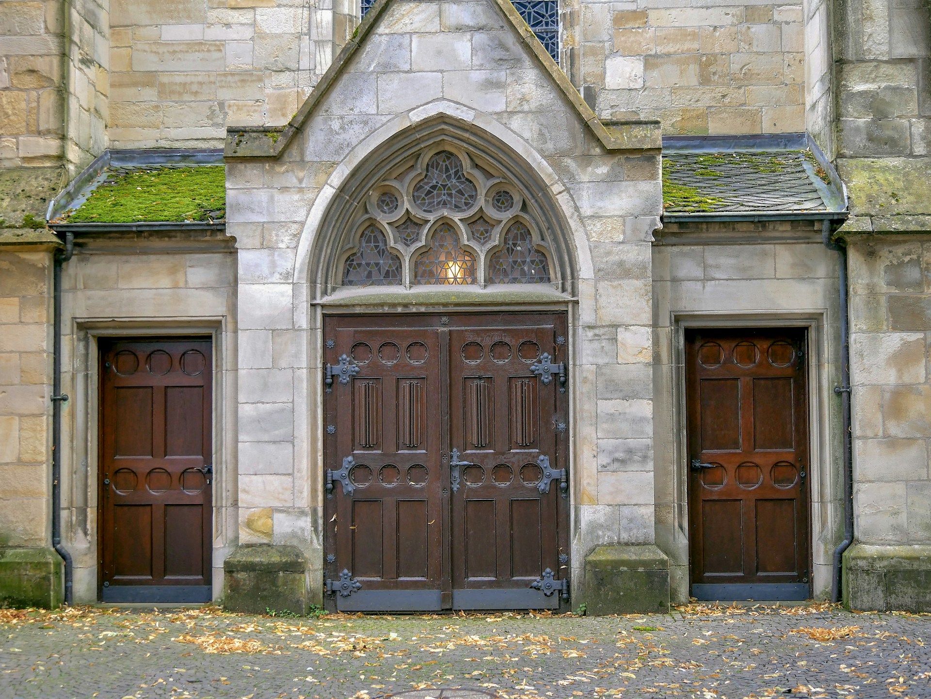 La entrada de una iglesia | Fuente: Unsplash