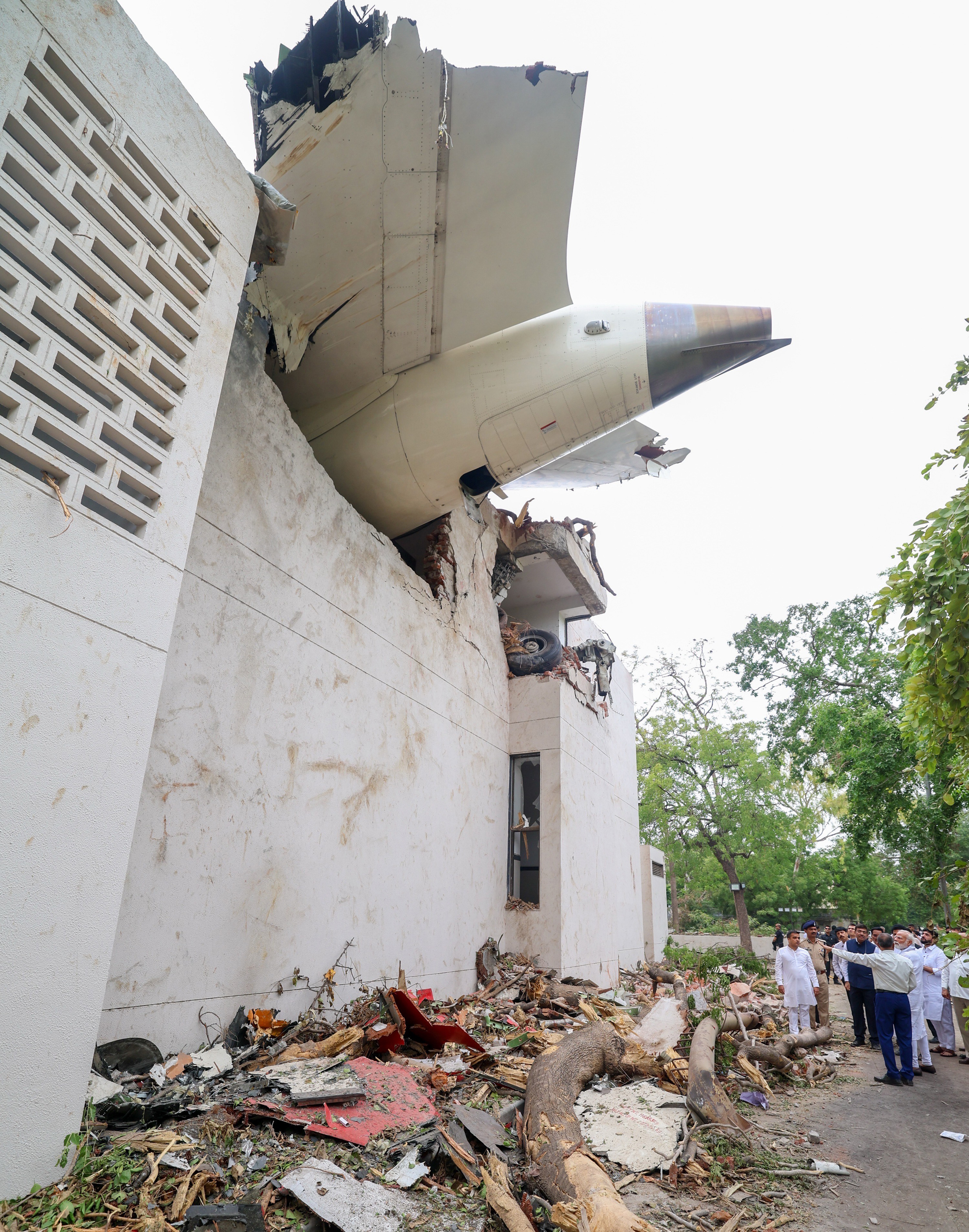 El primer ministro indio, Narendra Modi, visita el lugar del accidente del avión de pasajeros de Air India con 242 personas a bordo que se estrelló en el oeste de la India el 13 de junio de 2025. | Fuente: Getty Images