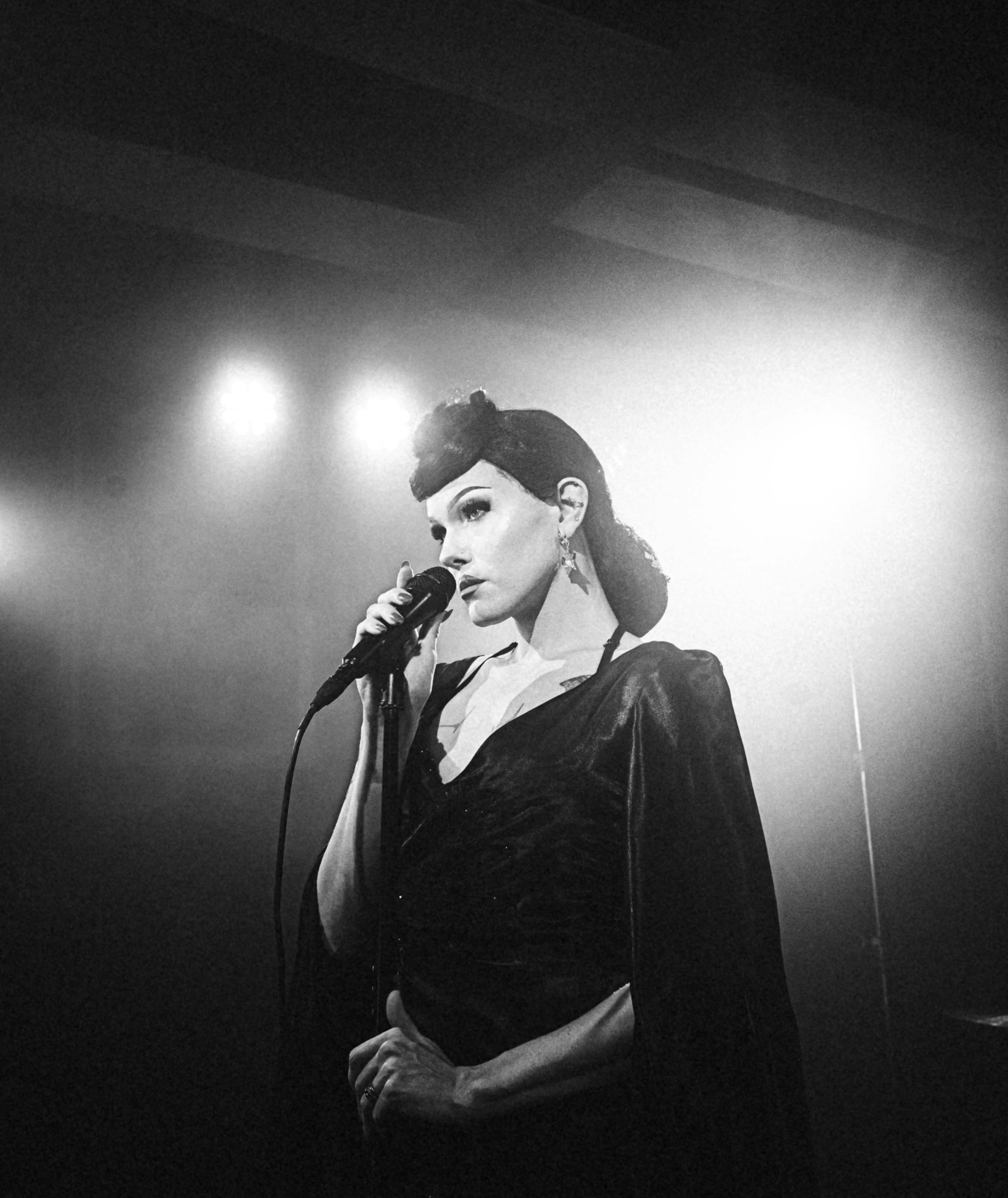 Una mujer decidida en un escenario | Fuente: Unsplash