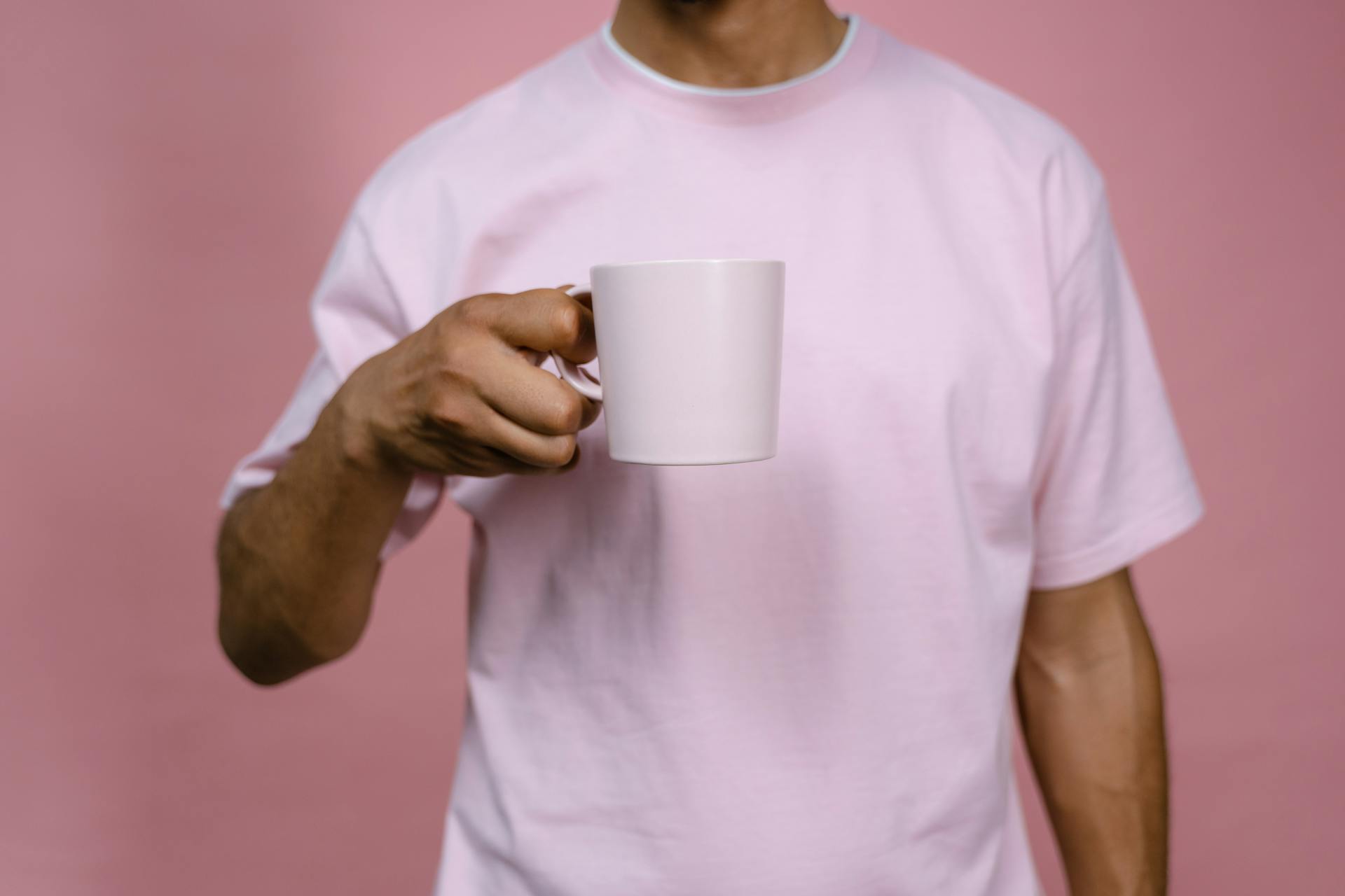 Un hombre con una taza de cerámica blanca | Fuente: Pexels