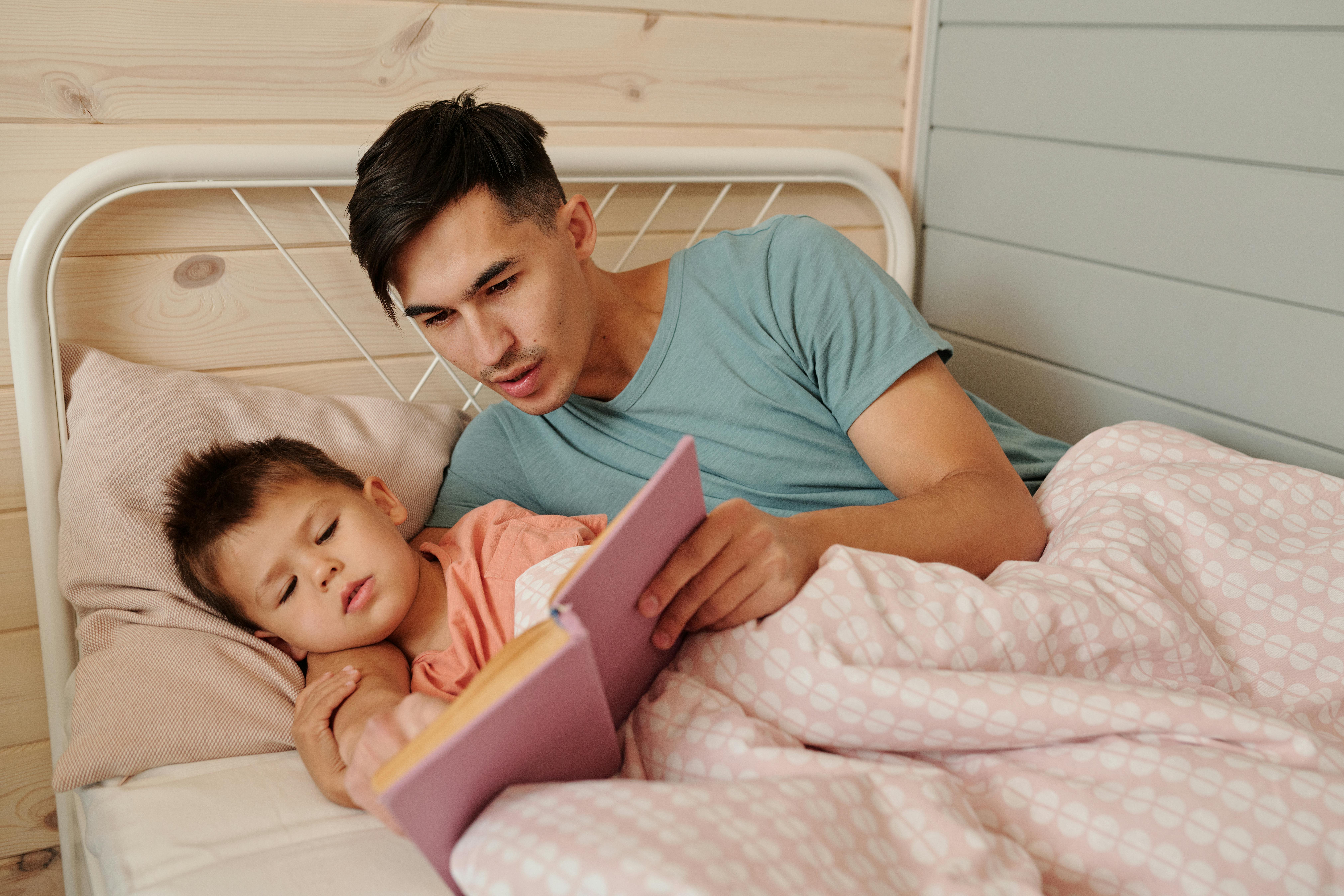 Un hombre leyendo un cuento a un niño | Fuente: Pexels