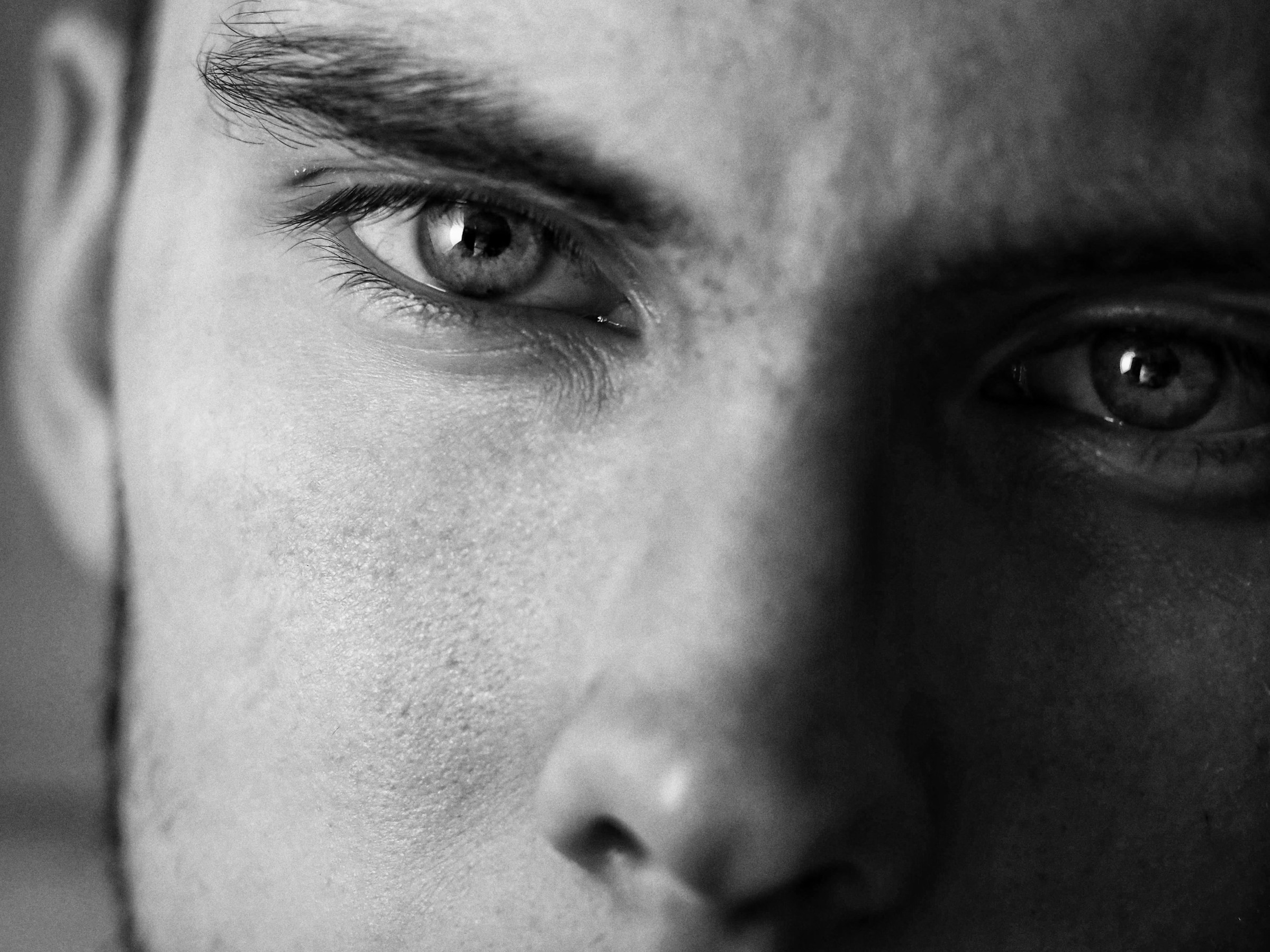 Primer plano de los ojos de un hombre | Fuente: Unsplash