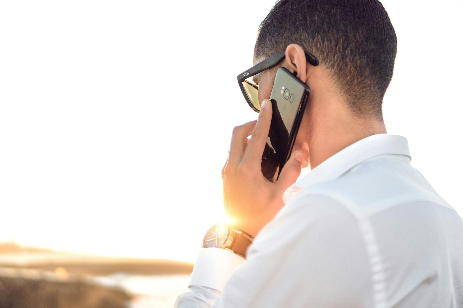 Un hombre hablando por teléfono | Fuente: Pexels