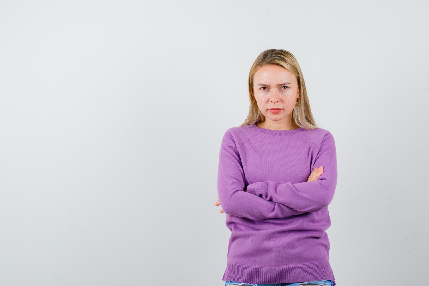 Una mujer con expresión seria | Fuente: Freepik