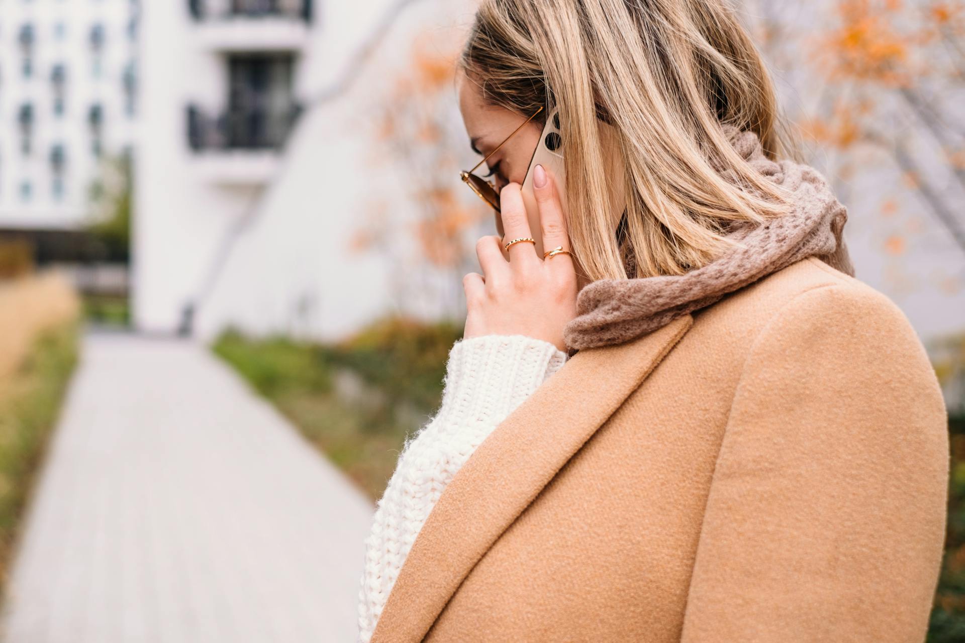 Una mujer hablando por teléfono | Fuente: Pexels