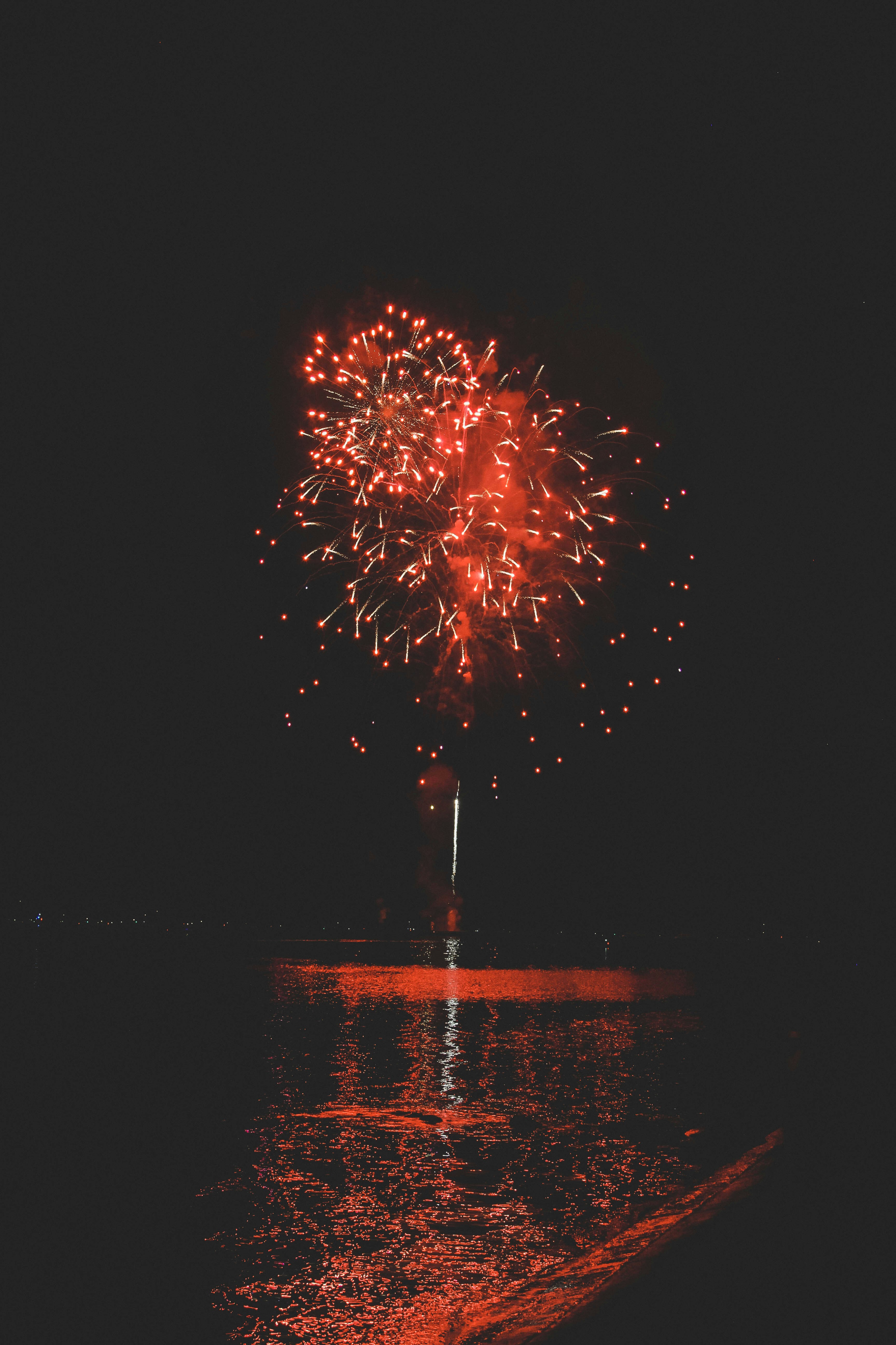 Fuegos artificiales de noche | Fuente: Unsplash