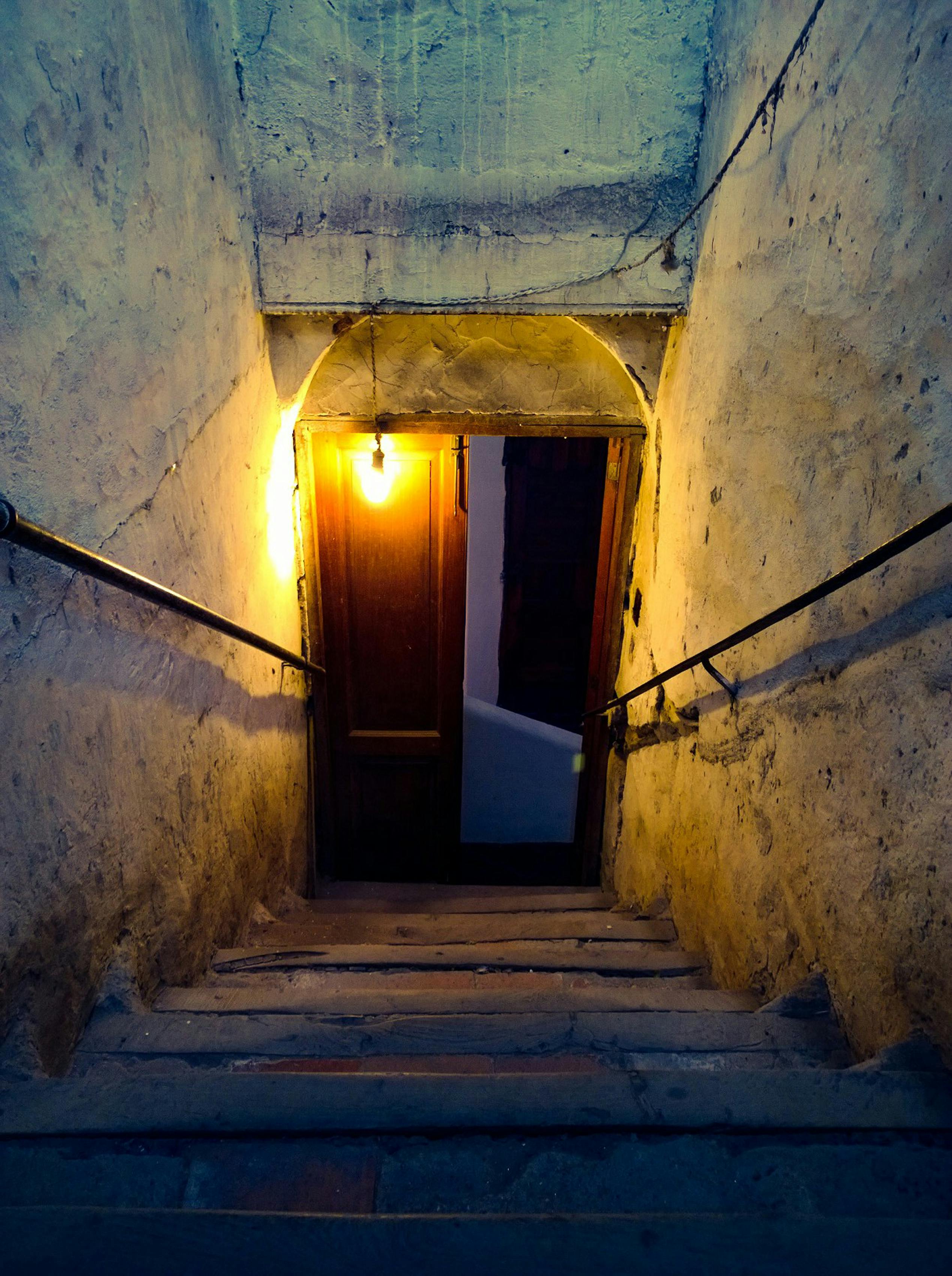 Escaleras que bajan a un sótano | Fuente: Pexels