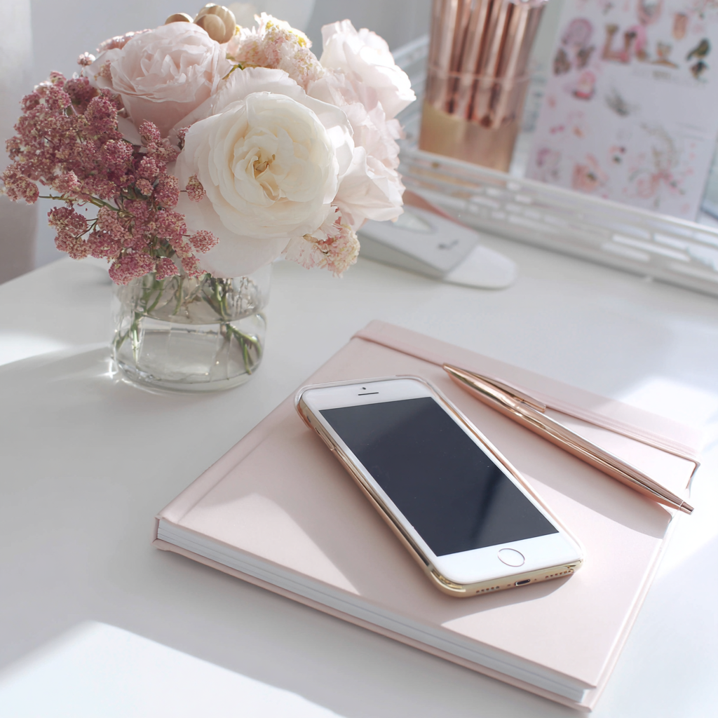 Un celular sobre una mesa | Fuente: Midjourney