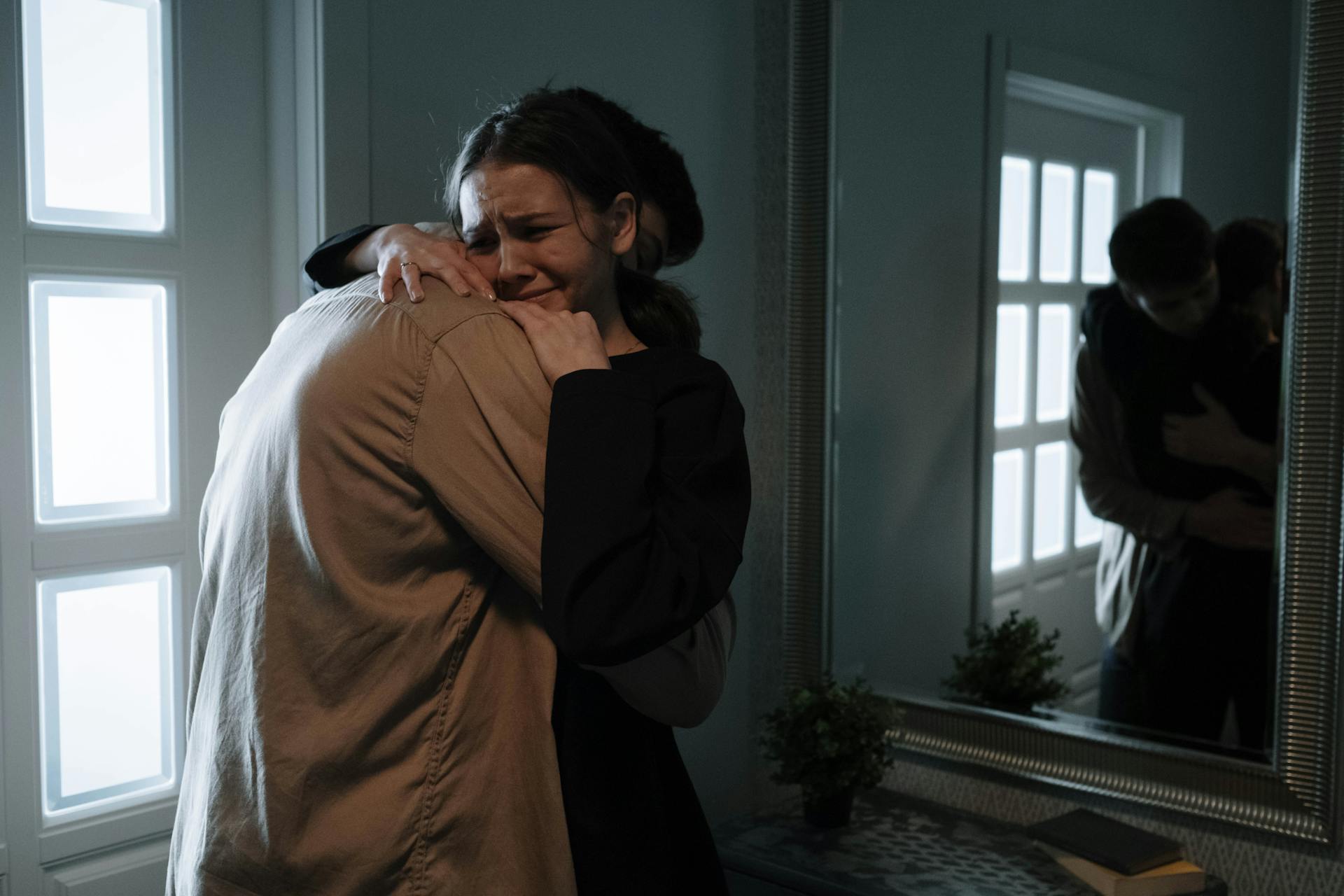 Una mujer llora mientras abraza a un hombre | Fuente: Pexels
