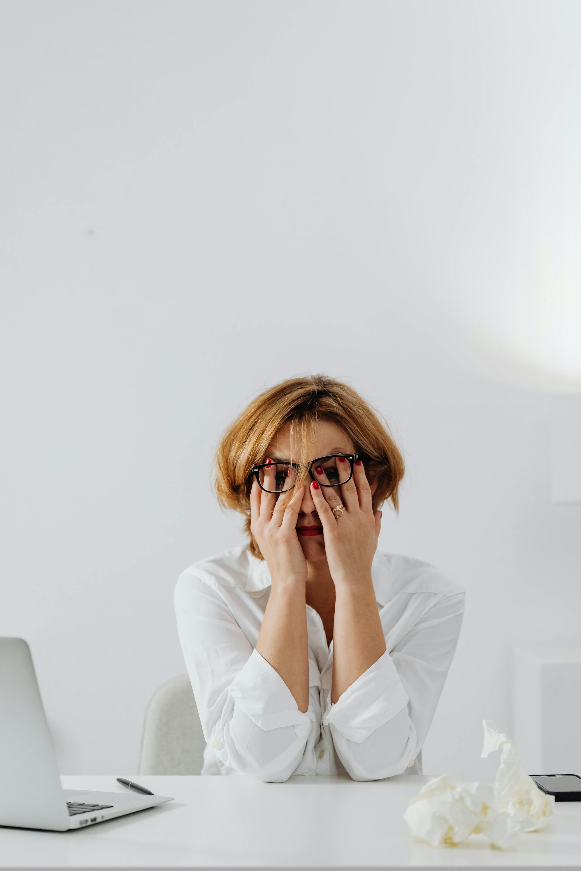 Una mujer cubriéndose la cara con las manos | Fuente: Pexels